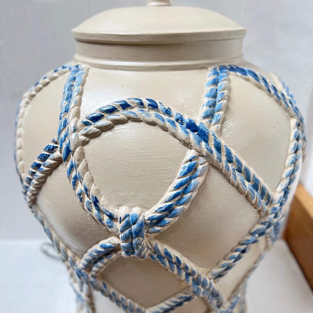 Coppia di lampade da tavolo nautiche degli anni '60 con dettagli blu.

Misure:
Altezza del corpo: 19
Altezza del paralume: 29