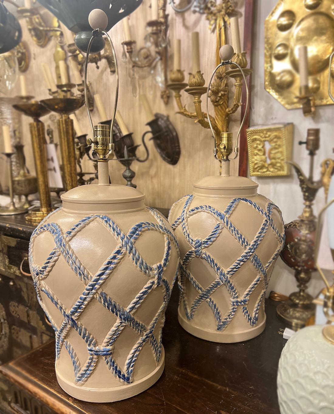 Coppia di lampade francesi d'epoca in ceramica in vendita 1