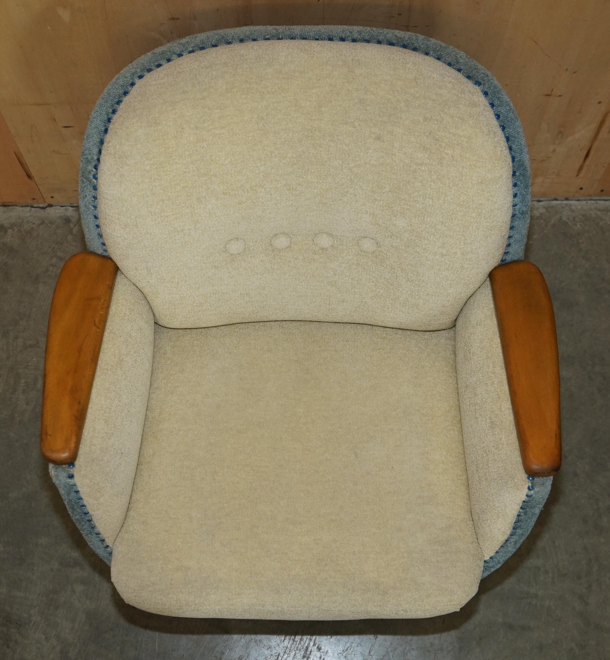 Fatto a mano COPPIA DI POLTRONE DA CLUB D'EPOCA FRANCESE CIRCA 1960 CON TELAIO IN NOCE E FAGGIO in vendita