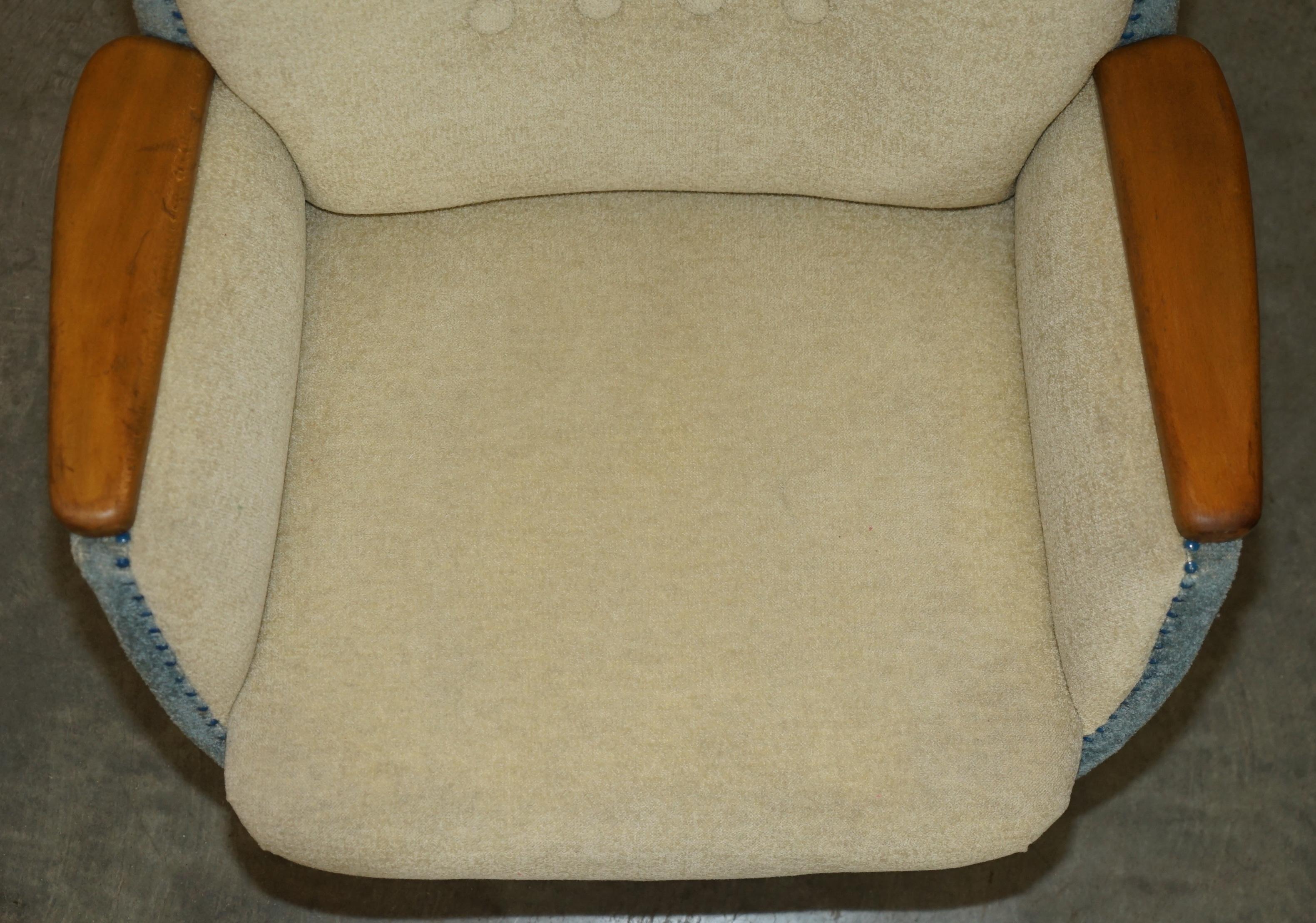 COPPIA DI POLTRONE DA CLUB D'EPOCA FRANCESE CIRCA 1960 CON TELAIO IN NOCE E FAGGIO In condizioni discrete in vendita a West Sussex, Pulborough