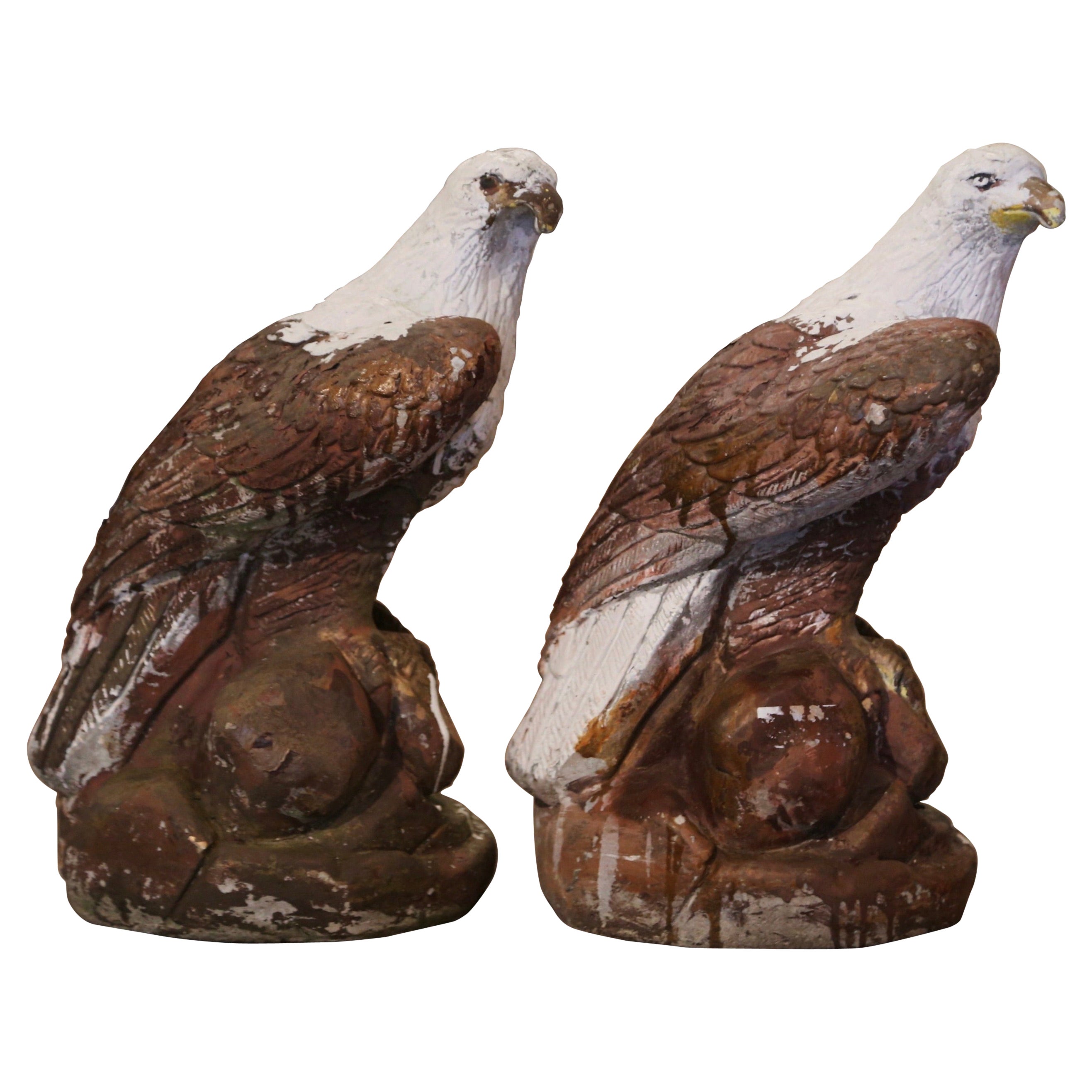 Coppia di sculture francesi d'epoca in calcestruzzo, invecchiate e dipinte, per l'esterno, di aquila