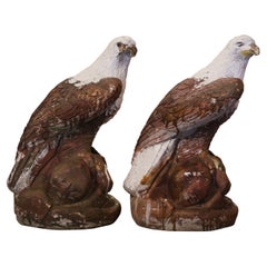 Paire de sculptures d'aigle d'extérieur en béton peintes et altérées par les intempéries