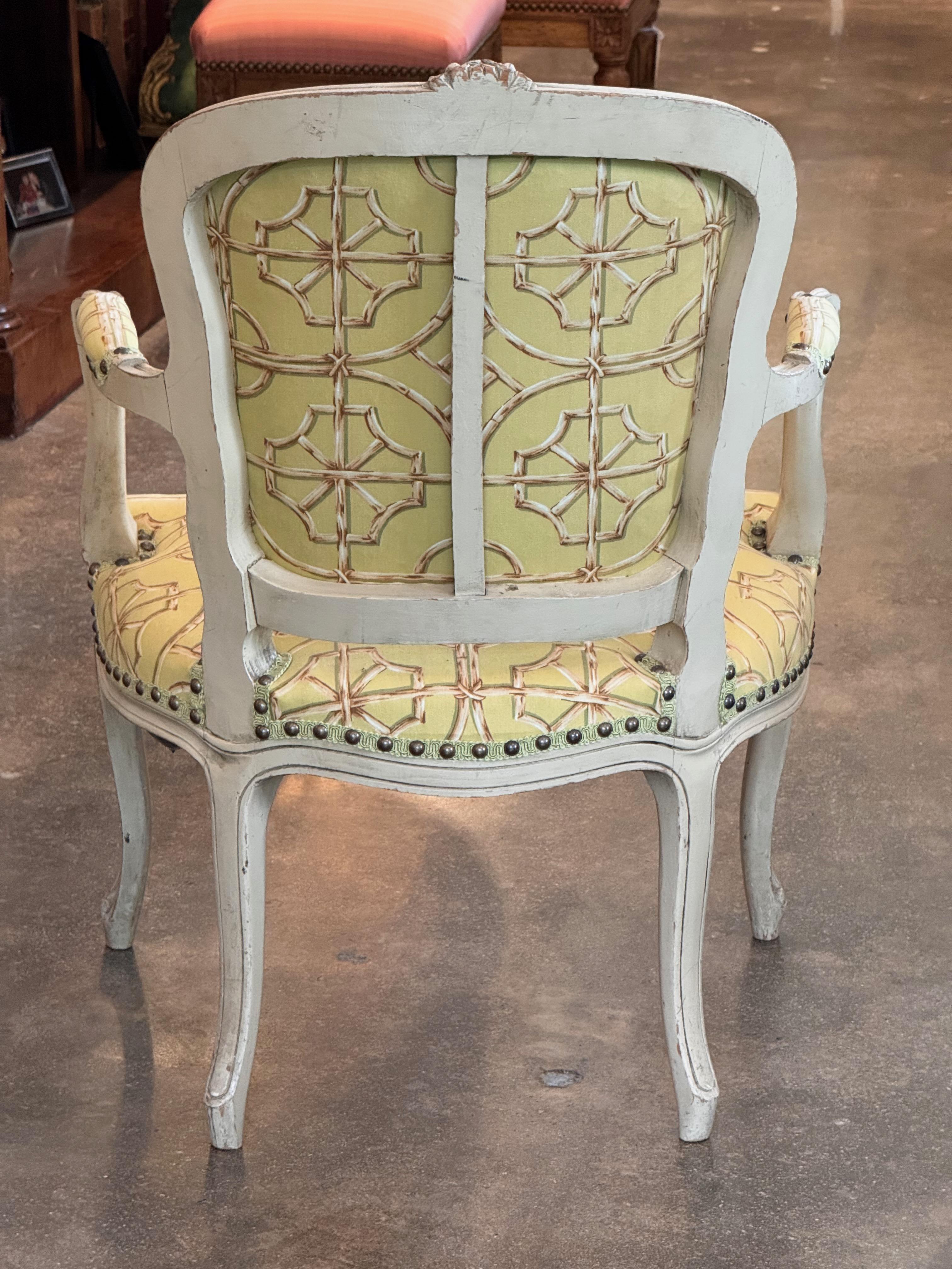 Paire de fauteuils français vintage avec cadres sculptés en vente 4