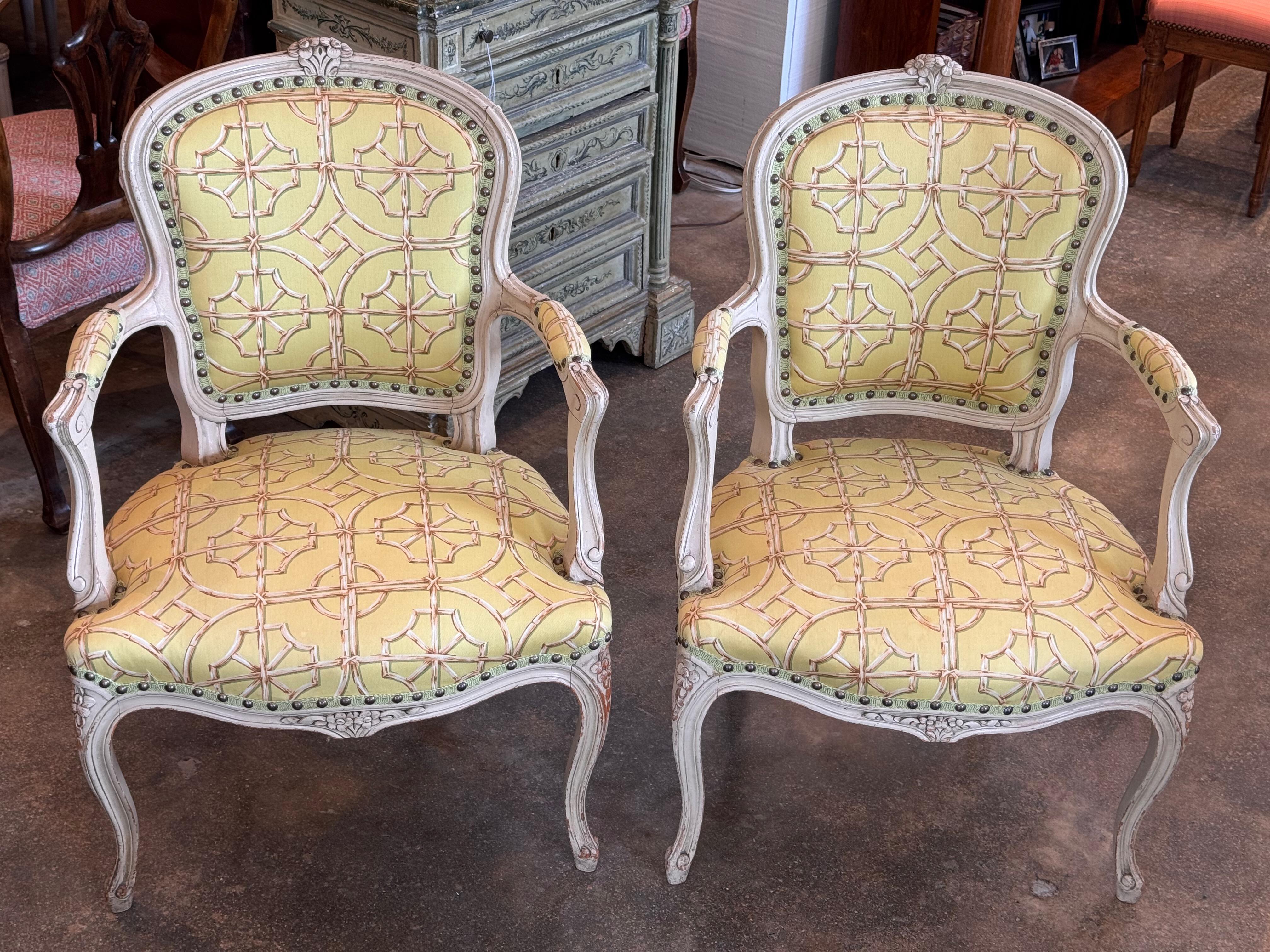 Français Paire de fauteuils français vintage avec cadres sculptés en vente
