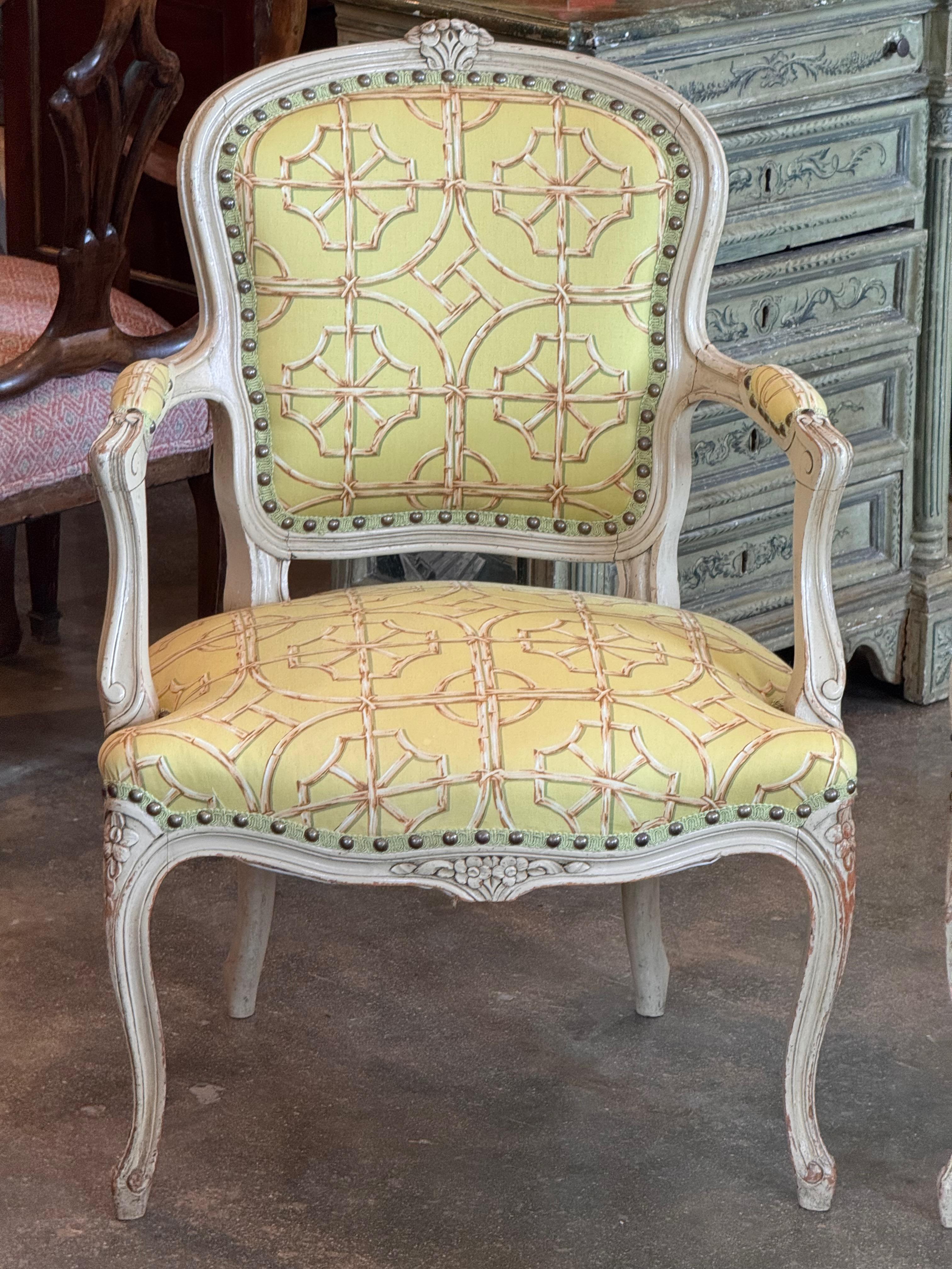 Paire de fauteuils français vintage avec cadres sculptés Bon état - En vente à Charlottesville, VA