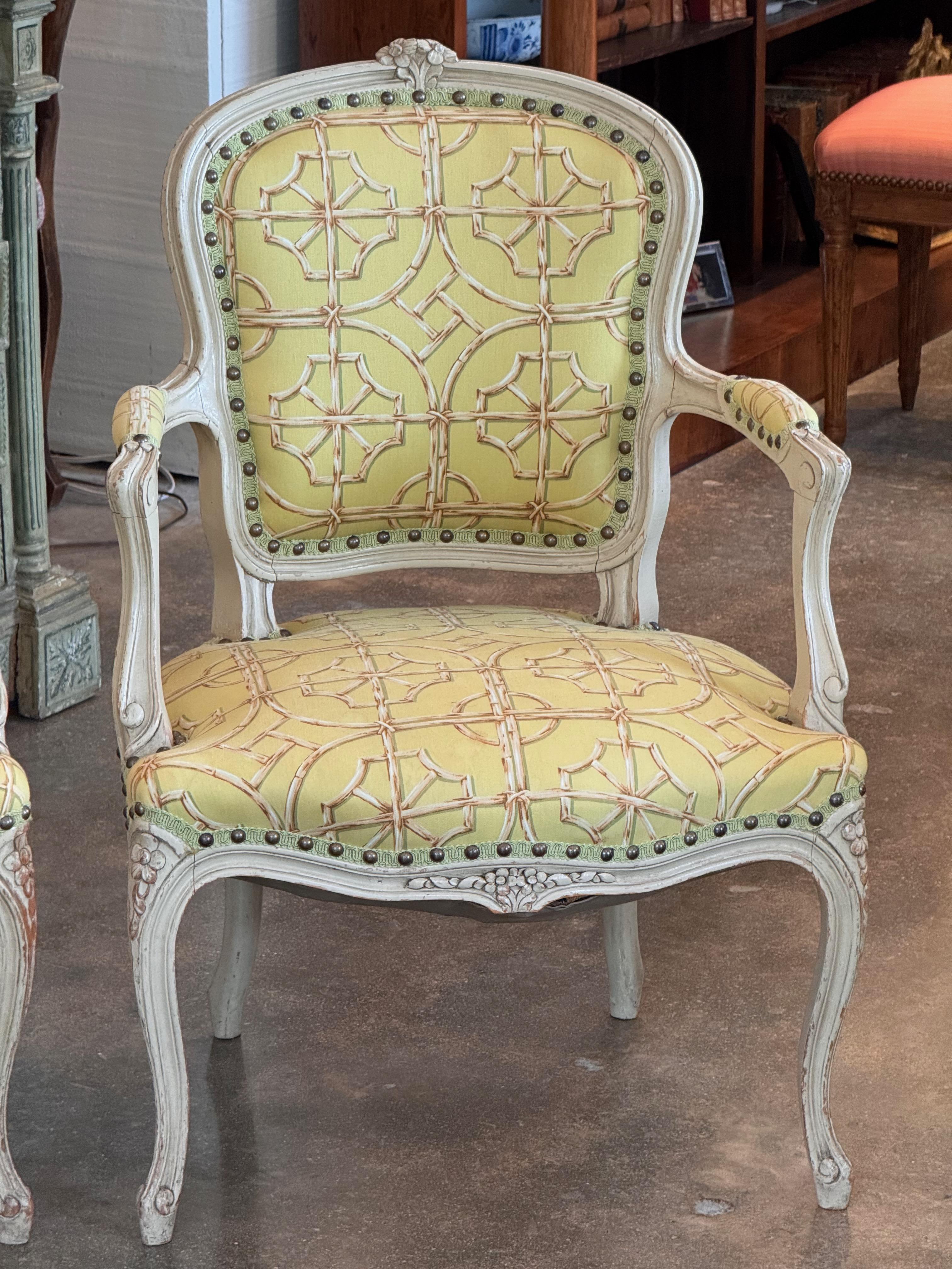 Début du 20ème siècle Paire de fauteuils français vintage avec cadres sculptés en vente