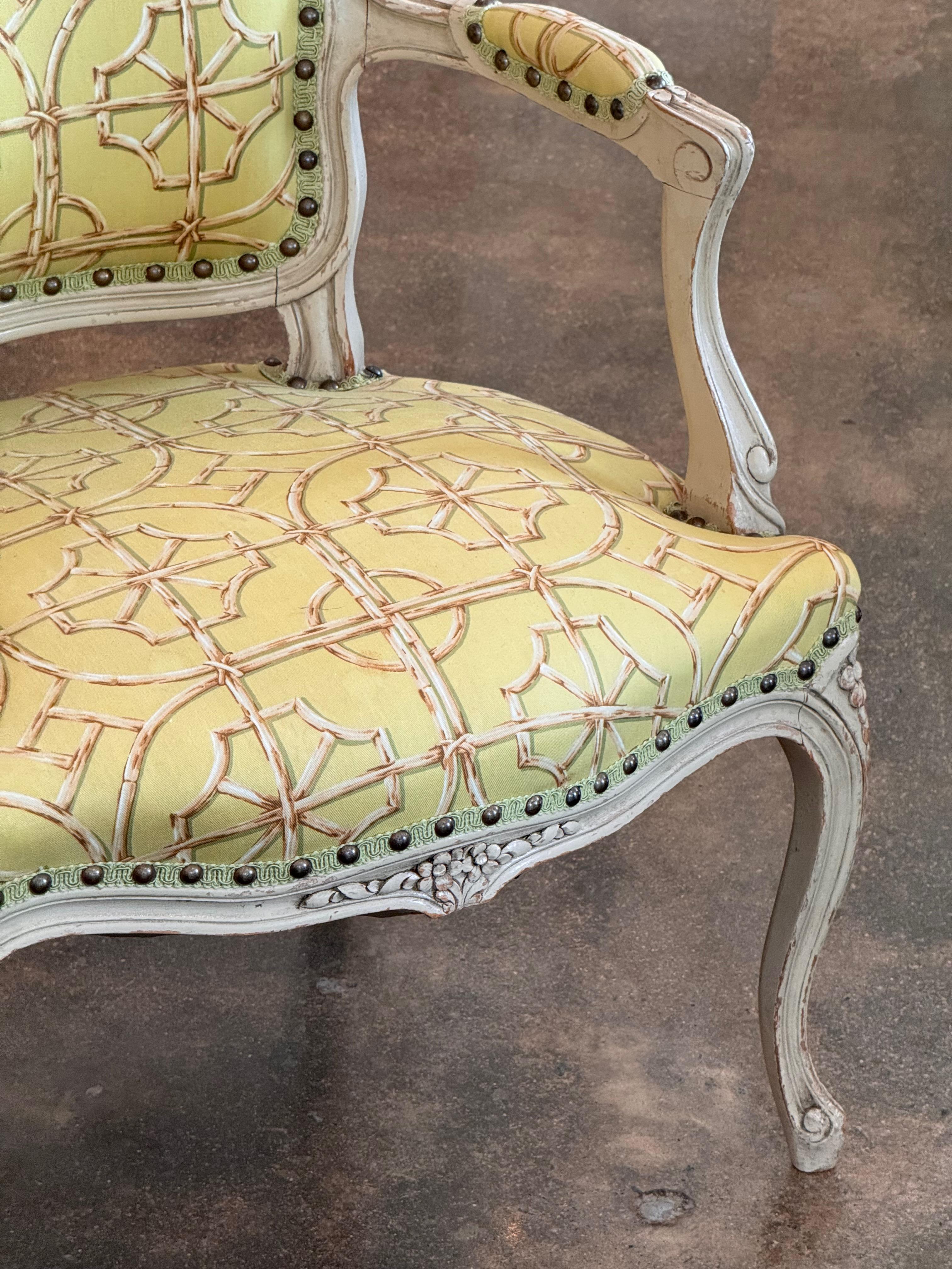 Tissu d'ameublement Paire de fauteuils français vintage avec cadres sculptés en vente