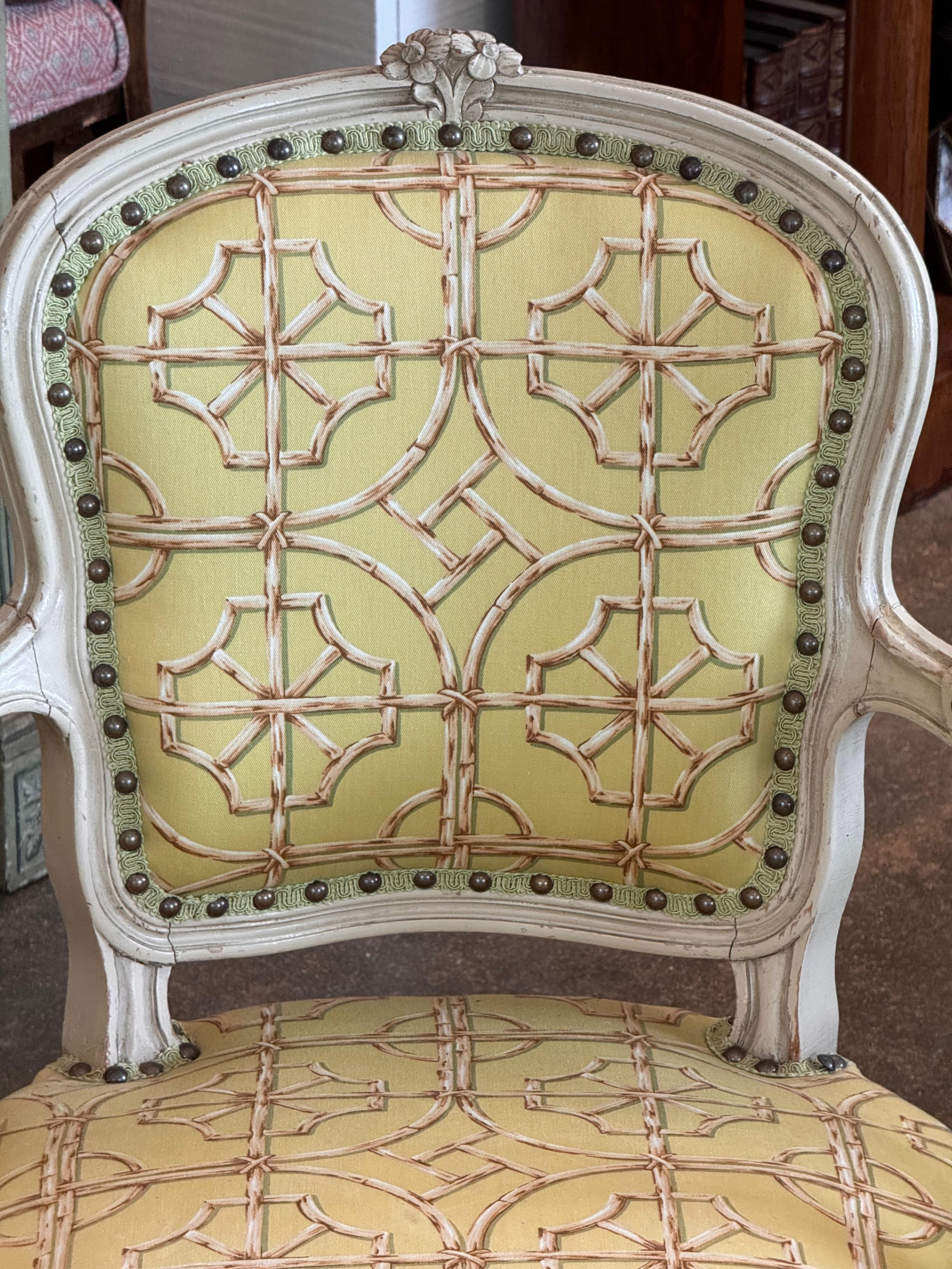 Paire de fauteuils français vintage avec cadres sculptés en vente 1