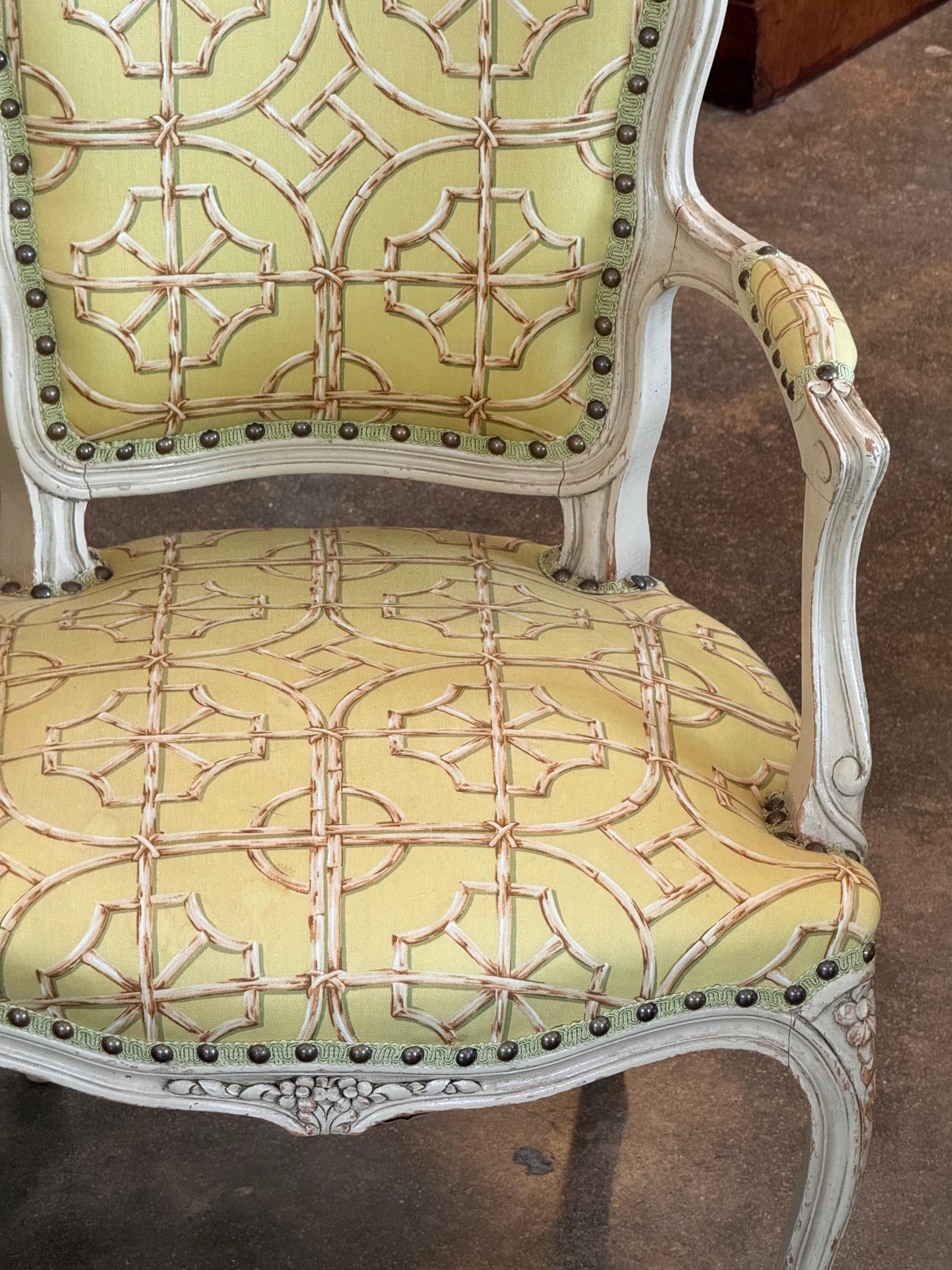 Paire de fauteuils français vintage avec cadres sculptés en vente 2