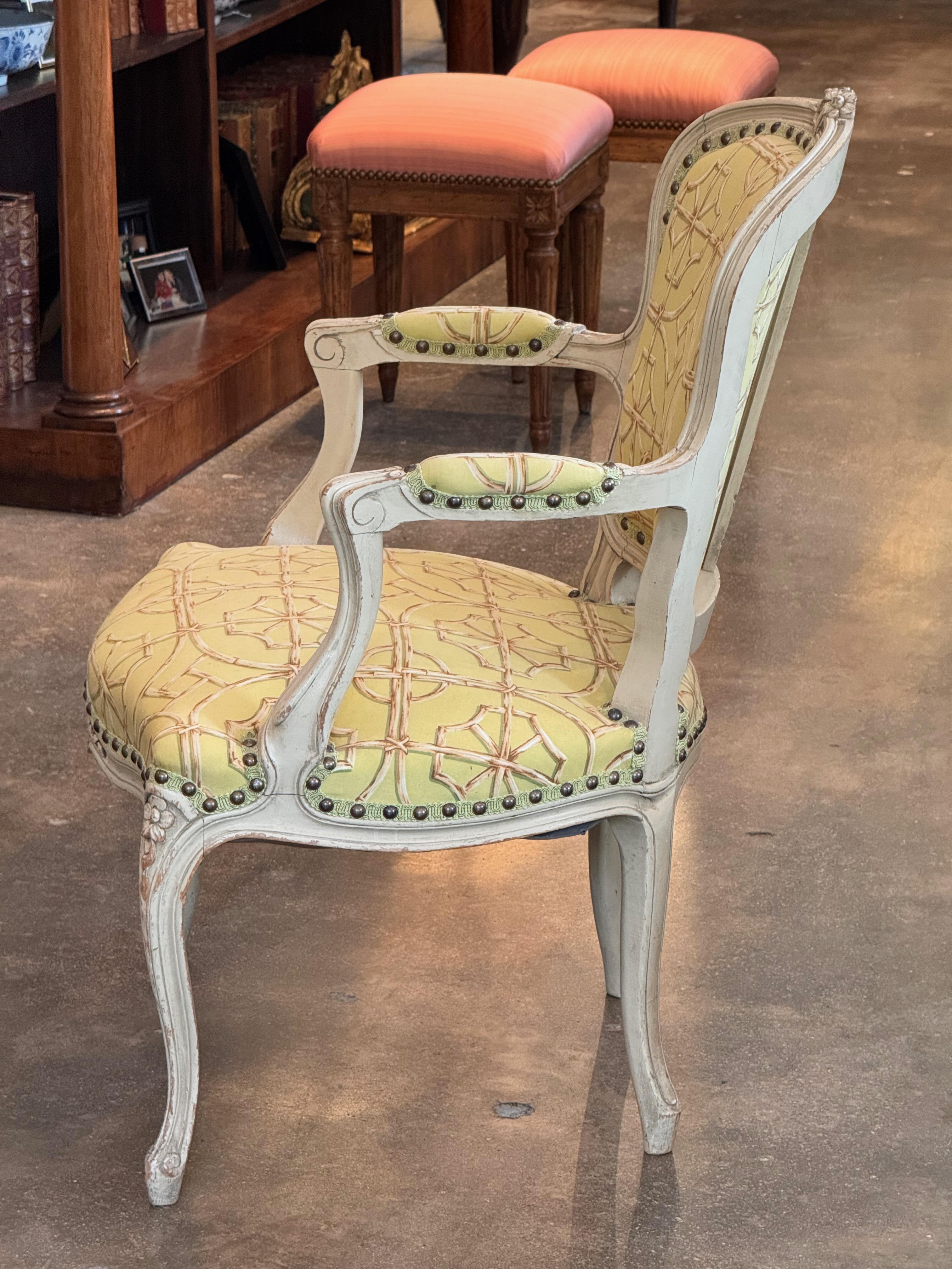 Paire de fauteuils français vintage avec cadres sculptés en vente 3