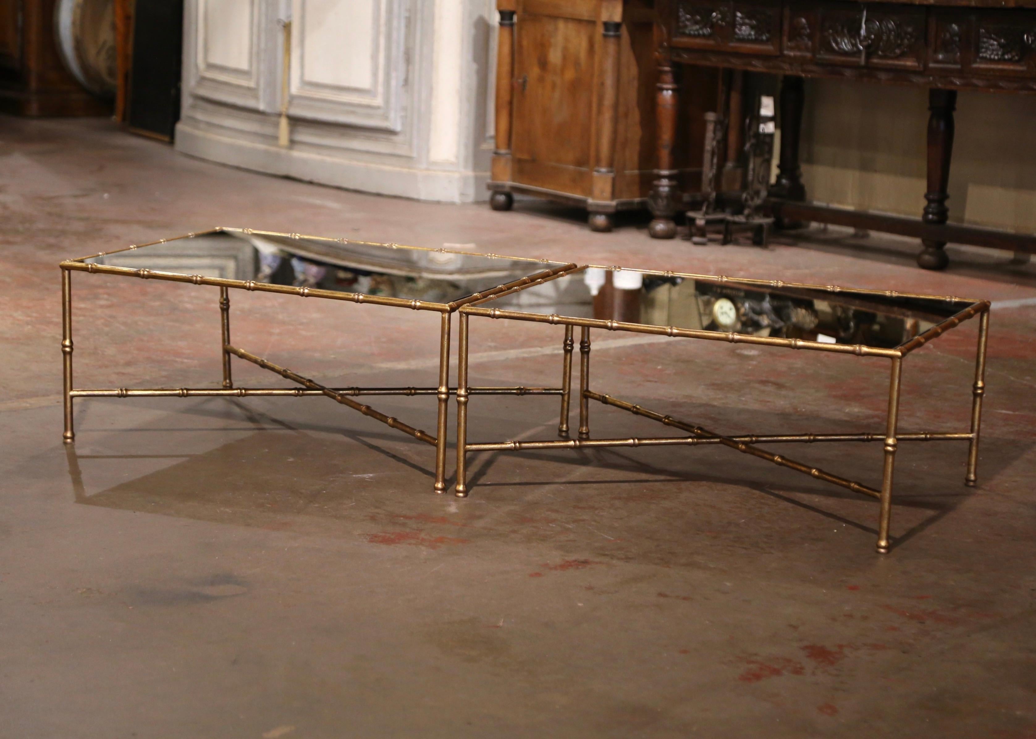 Fabriquées en France vers 1950 et attribuées à la Maison Baguès à Paris, ces élégantes tables de cocktail en laiton sont à la fois utiles et élégantes. Chaque table est dotée d'un cadre en faux bambou très apprécié, aux lignes merveilleuses et
