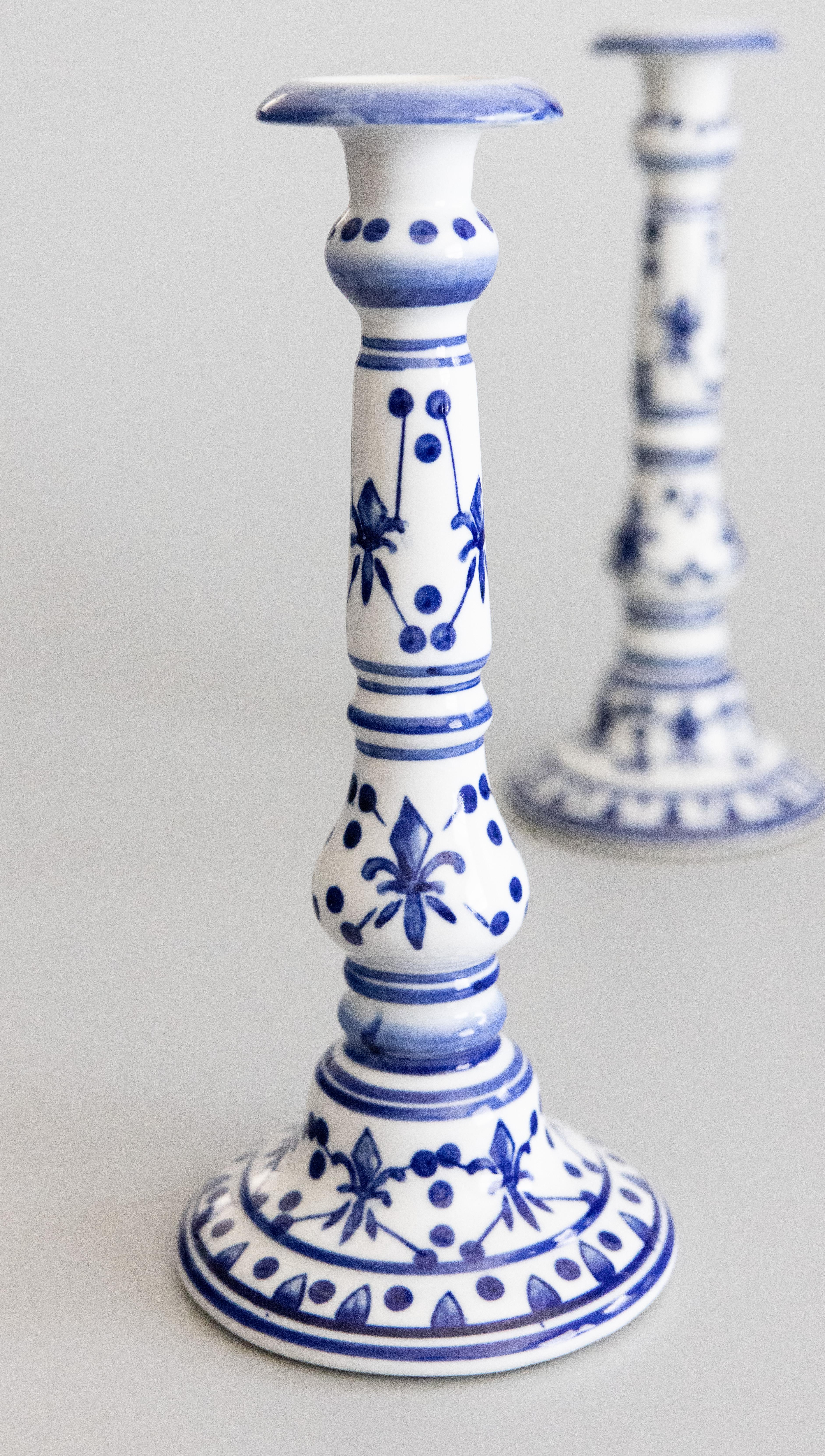 Francese Coppia di candelabri francesi d'epoca in porcellana blu e bianca Fleur-de-lis in vendita