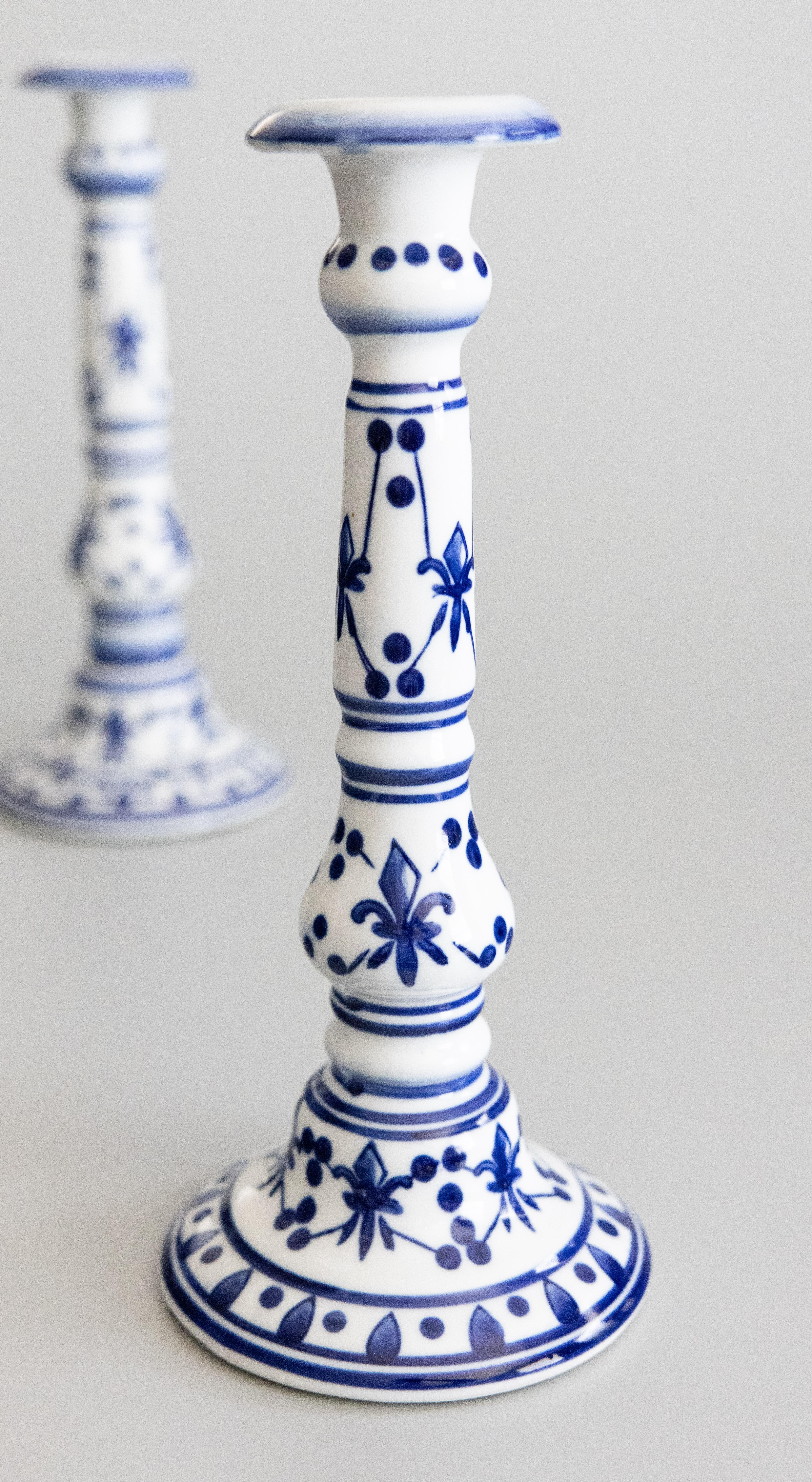 Smaltato Coppia di candelabri francesi d'epoca in porcellana blu e bianca Fleur-de-lis in vendita