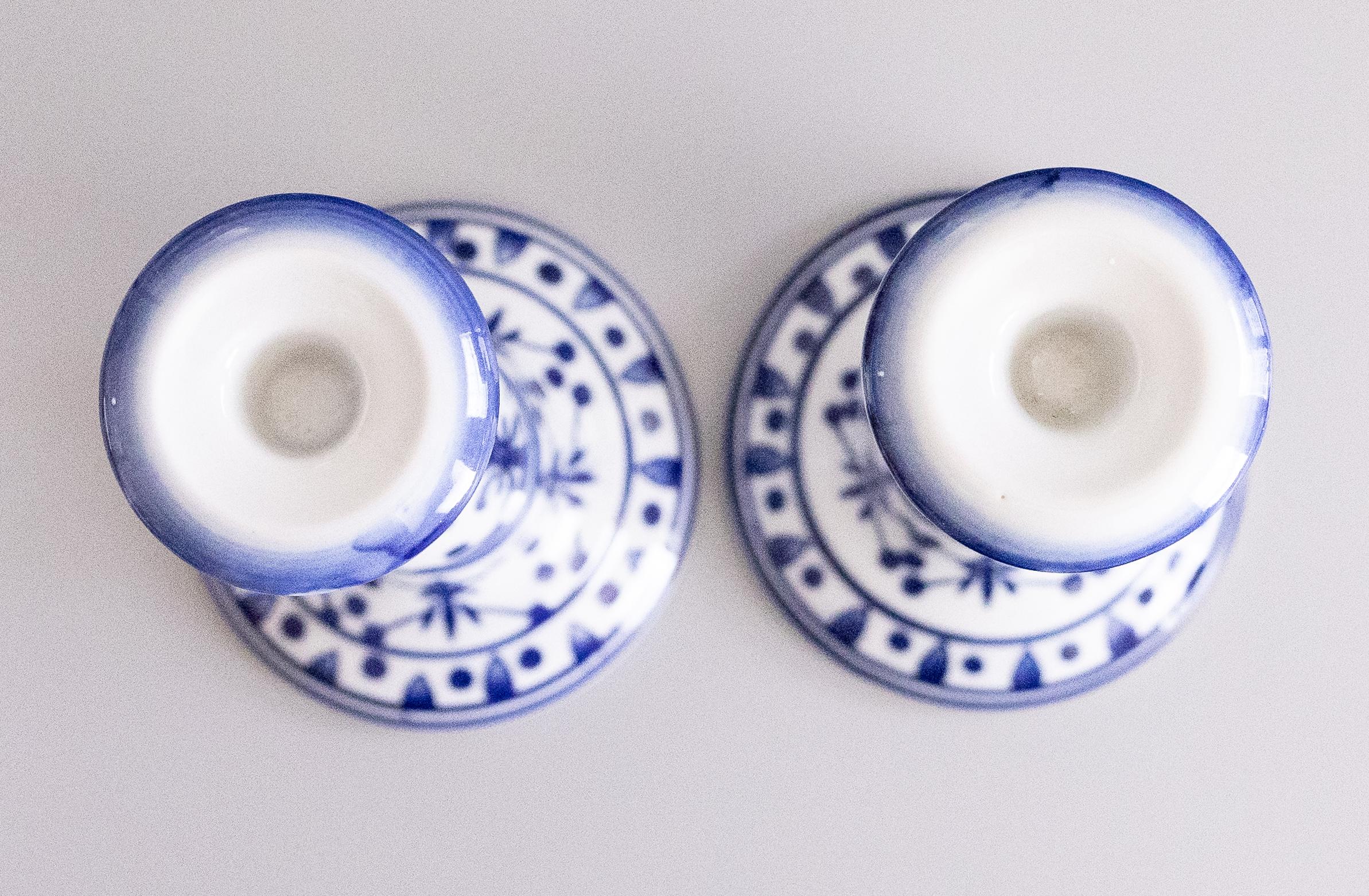 Coppia di candelabri francesi d'epoca in porcellana blu e bianca Fleur-de-lis In condizioni buone in vendita a Pearland, TX