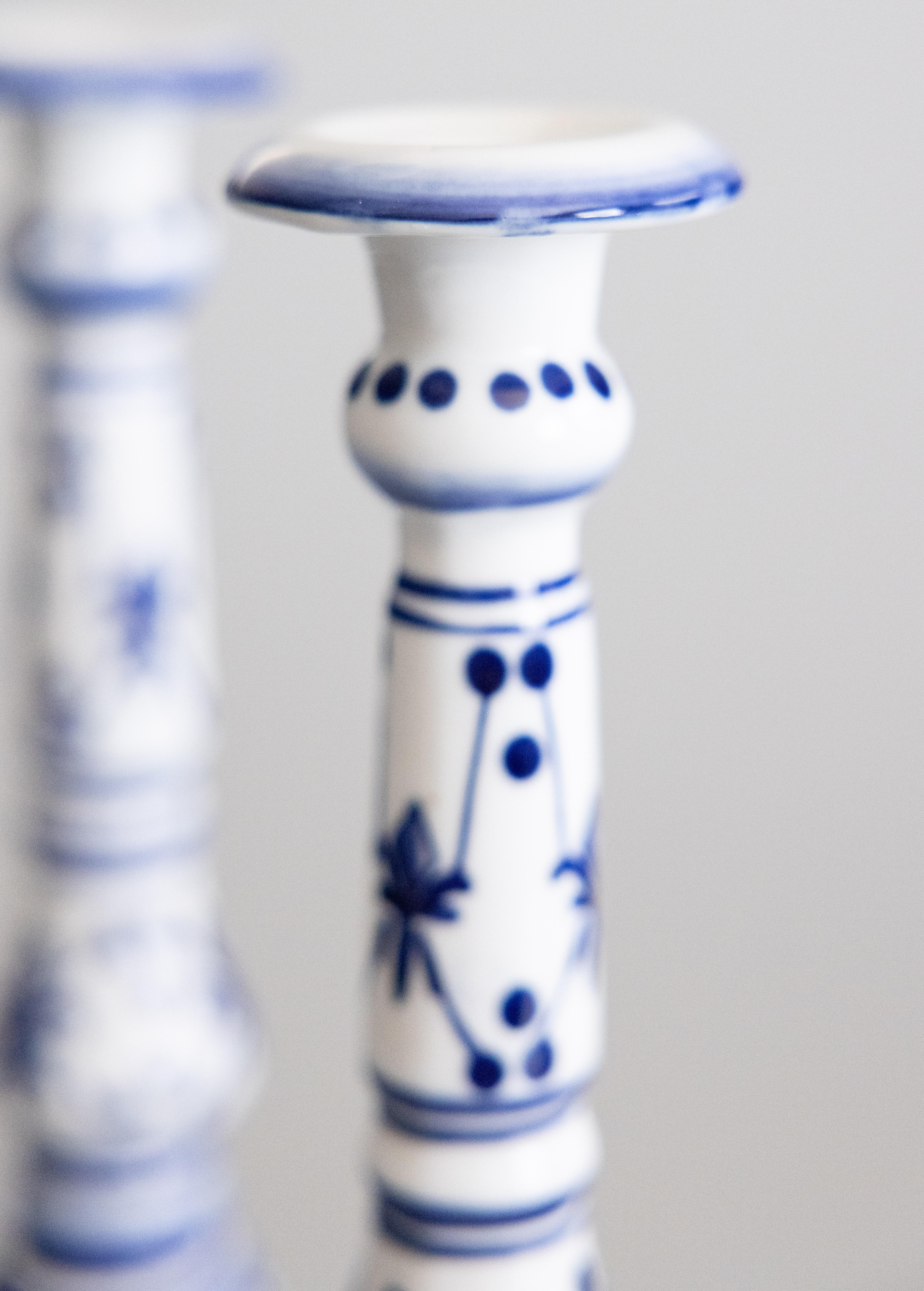 XX secolo Coppia di candelabri francesi d'epoca in porcellana blu e bianca Fleur-de-lis in vendita