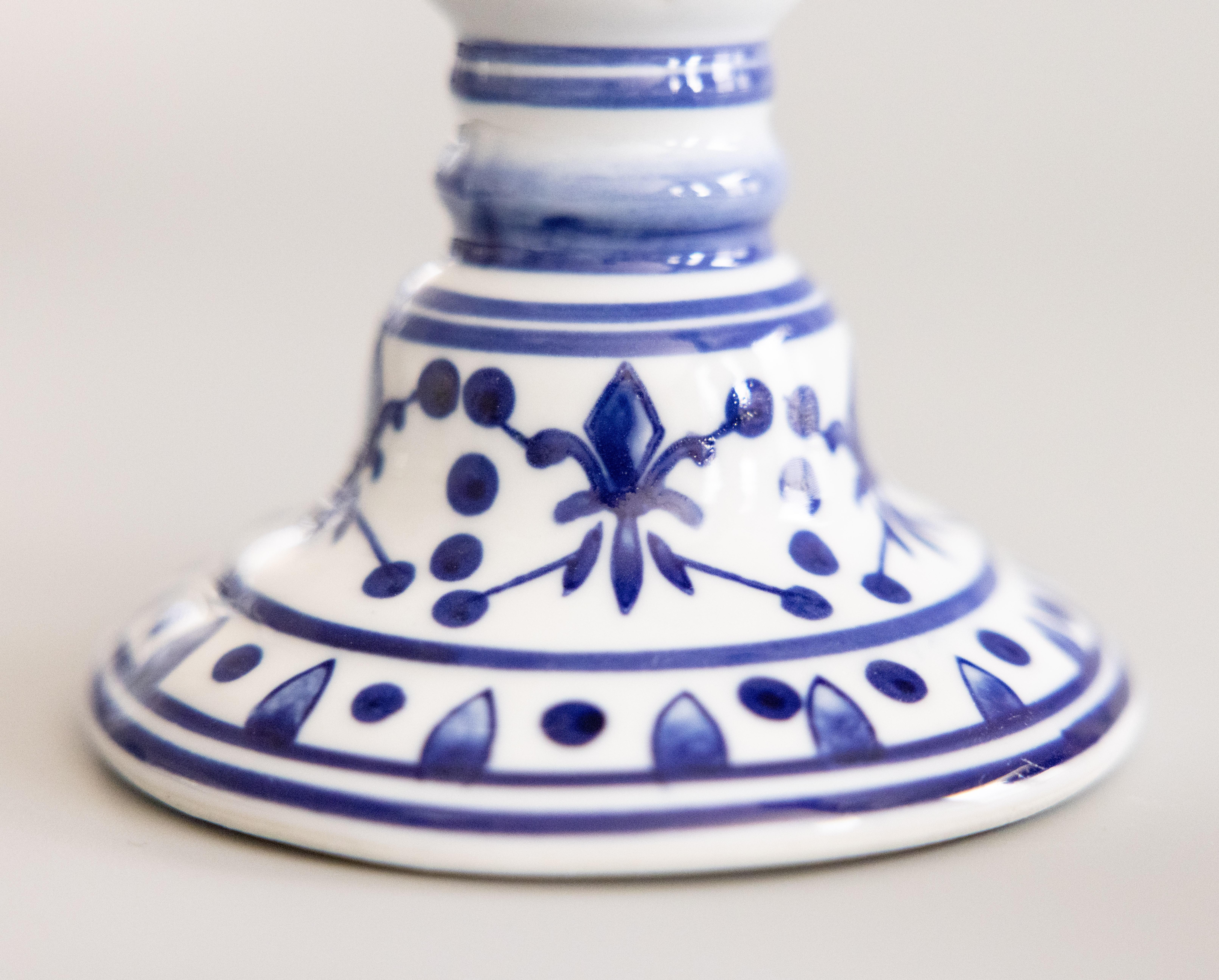 Porcellana Coppia di candelabri francesi d'epoca in porcellana blu e bianca Fleur-de-lis in vendita