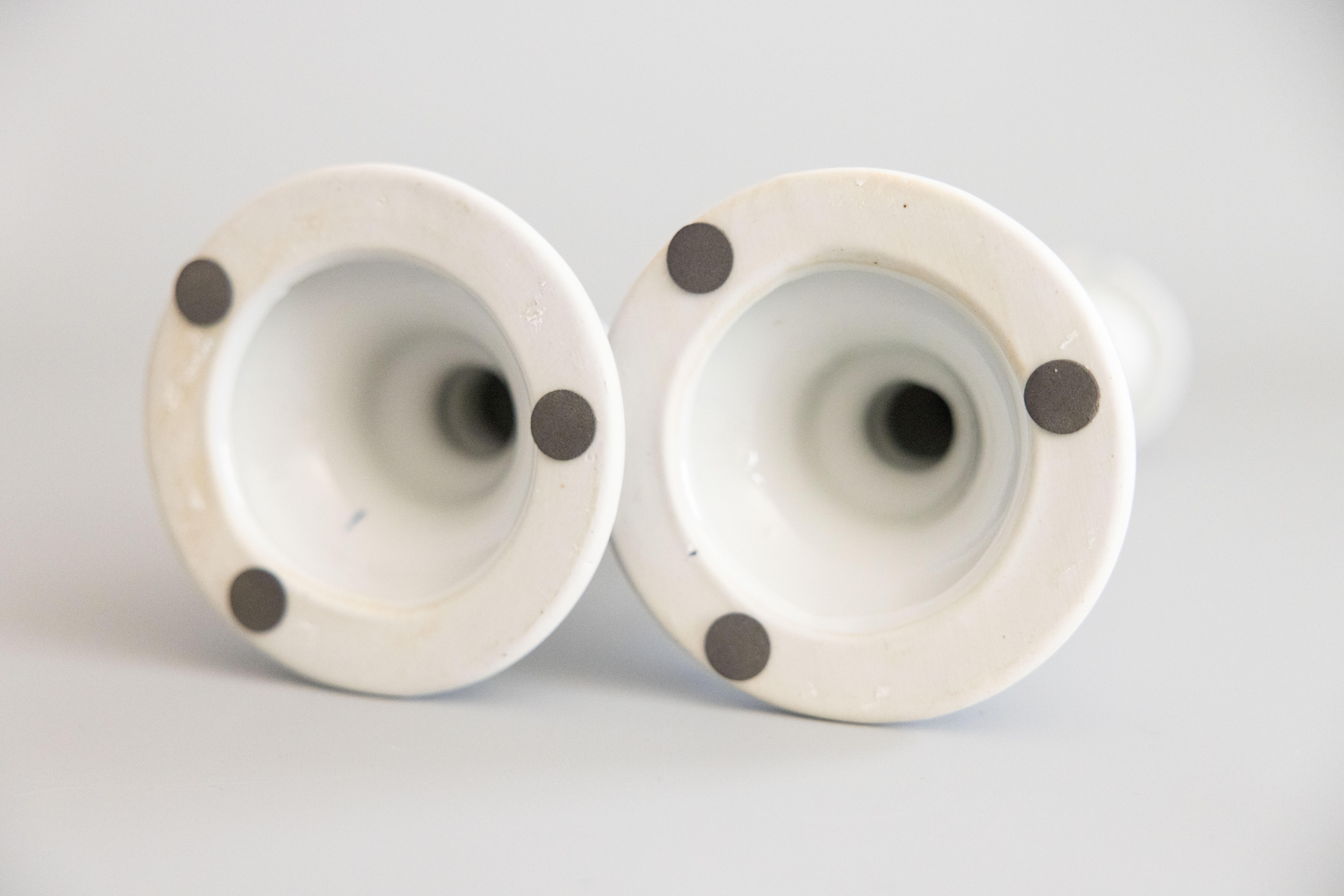 Coppia di candelabri francesi d'epoca in porcellana blu e bianca Fleur-de-lis in vendita 1