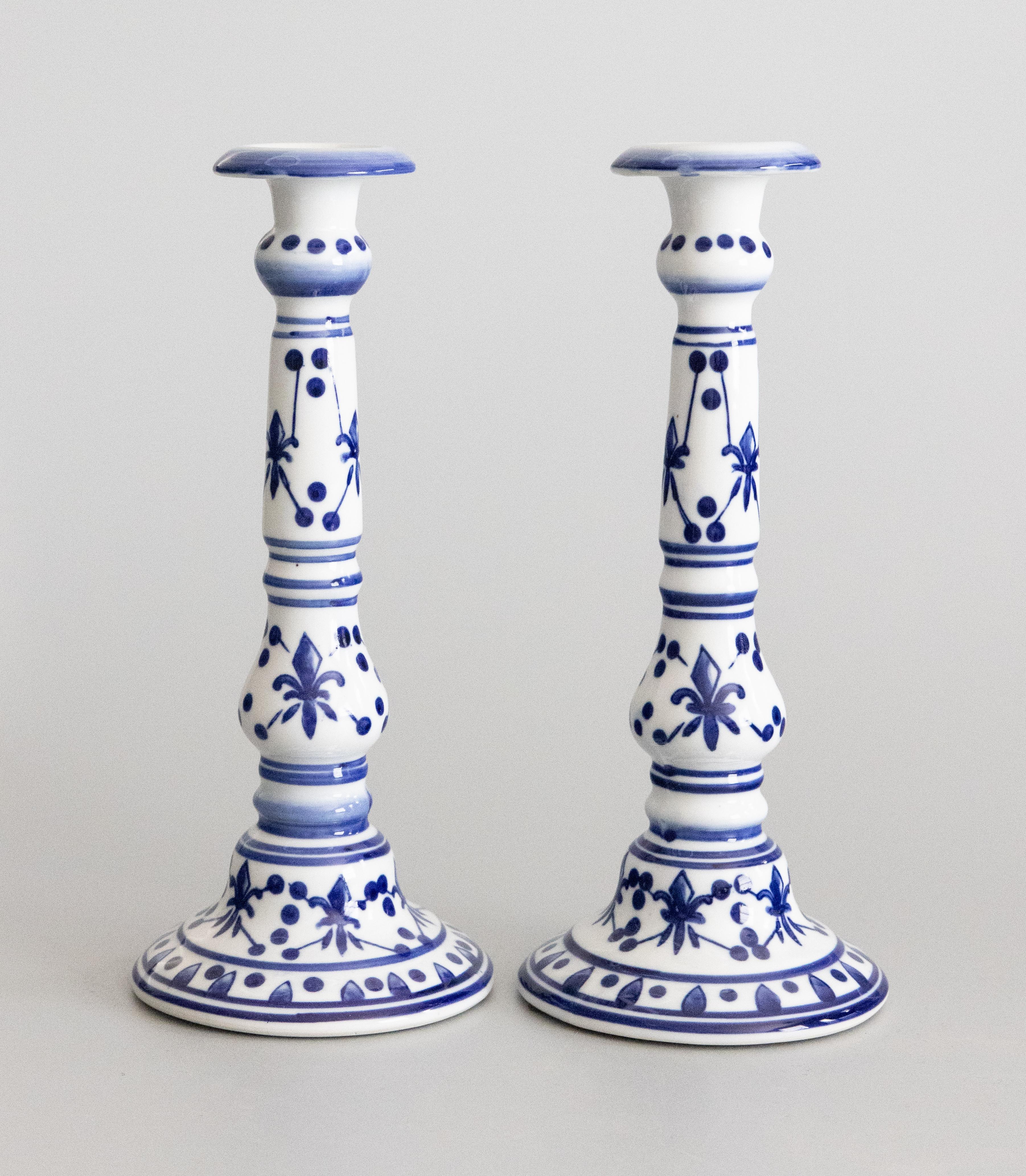 Coppia di candelabri francesi d'epoca in porcellana blu e bianca Fleur-de-lis in vendita 2
