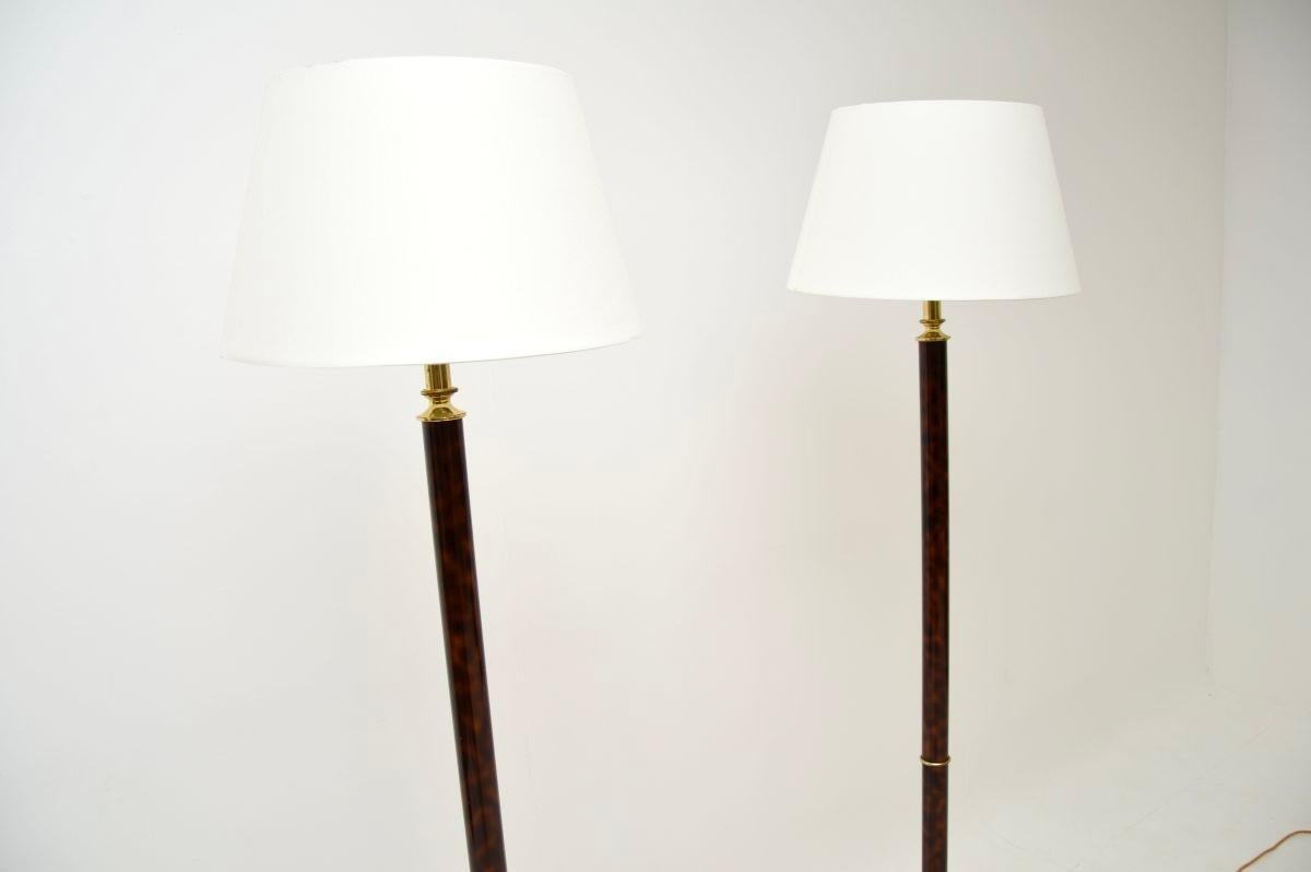 Una bellissima coppia di lampade da terra francesi vintage di Le Dauphin in finto guscio di tartaruga e finitura dorata. Risalgono agli anni '70 e sono state importate di recente dalla Francia.

Sono di ottima qualità e il design è splendido. Ognuno