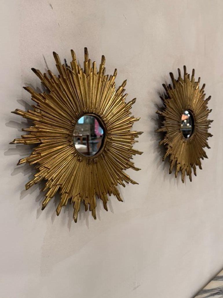 Questo prodotto è una coppia di specchi vintage in bronzo dorato, perfetti per aggiungere un tocco di fascino retrò a qualsiasi stanza. La finitura della cornice in bronzo conferisce un aspetto lussuoso e classico, mentre il design a raggiera