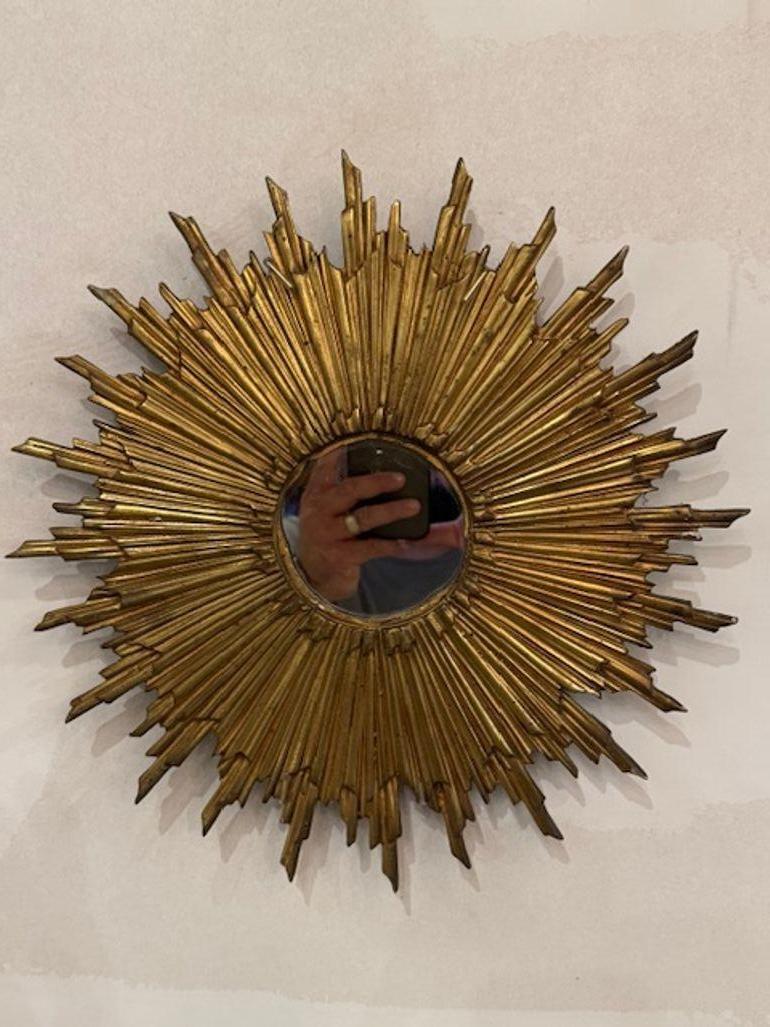 Mid-Century moderno Coppia di specchi d'epoca in bronzo dorato a raggiera in vendita