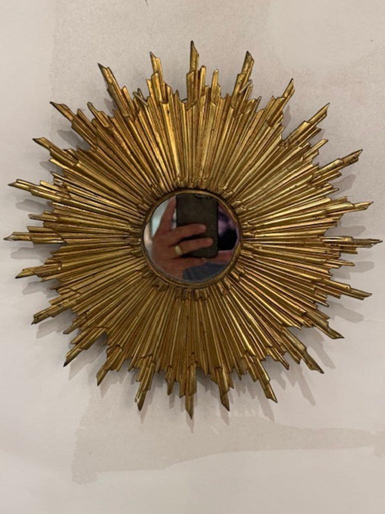 Francese Coppia di specchi d'epoca in bronzo dorato a raggiera in vendita
