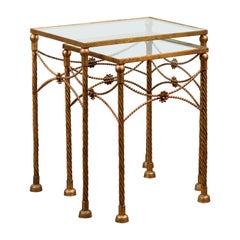 Paire de tables gigognes vintage françaises en métal doré du milieu du siècle dernier avec plateau en verre