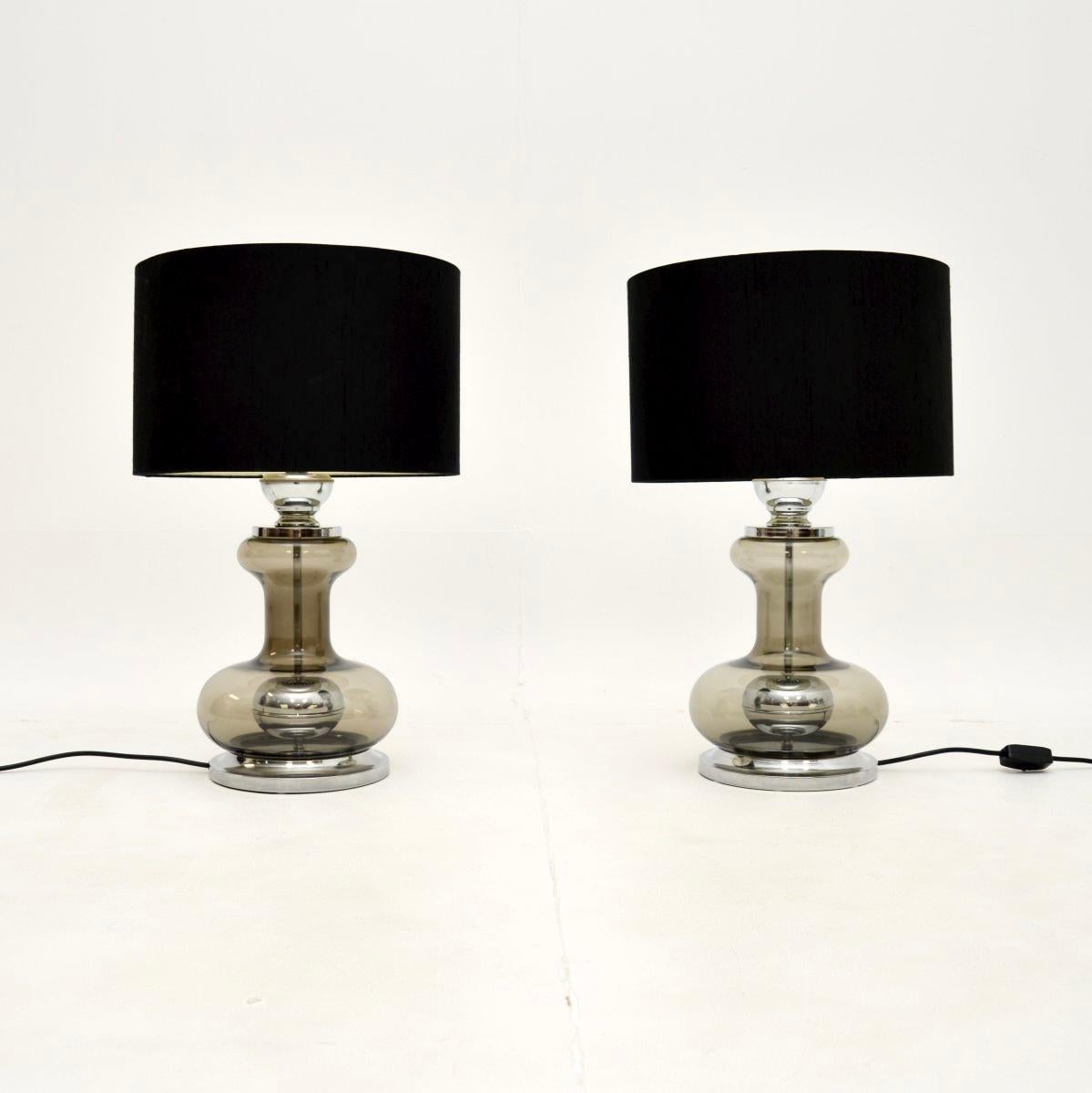 Una coppia elegante e ben realizzata di lampade da tavolo francesi vintage in vetro e cromo, risalenti agli anni '70 circa.

Sono di ottima qualità, con un design bello e sinuoso. Le basi, la parte superiore e l'interno del vetro sono impreziositi