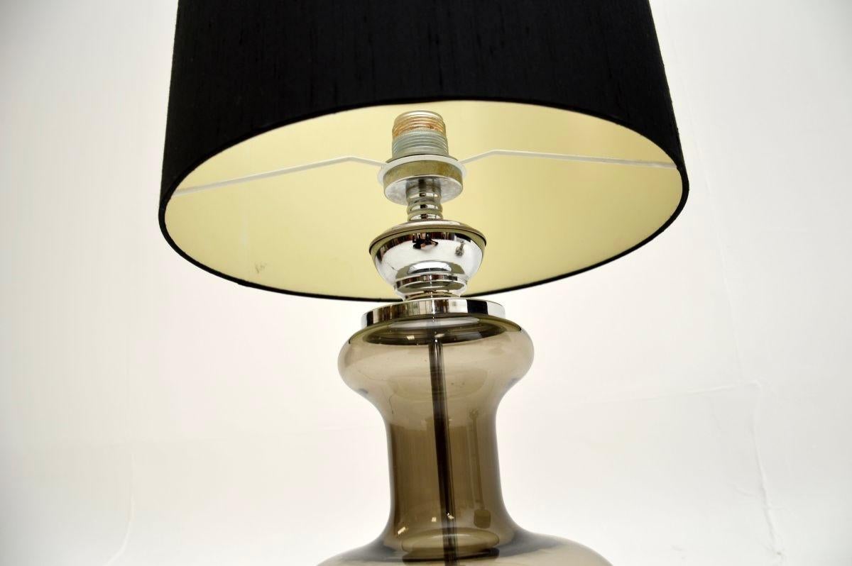 Mid-Century moderno Coppia di lampade da tavolo francesi d'epoca in vetro e cromo in vendita