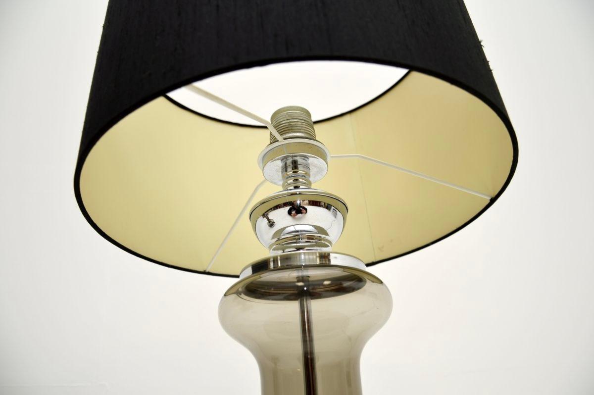 Francese Coppia di lampade da tavolo francesi d'epoca in vetro e cromo in vendita