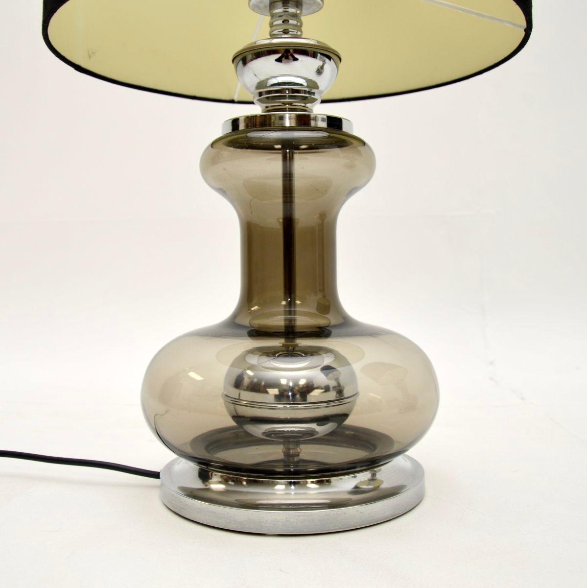 Coppia di lampade da tavolo francesi d'epoca in vetro e cromo In condizioni buone in vendita a London, GB