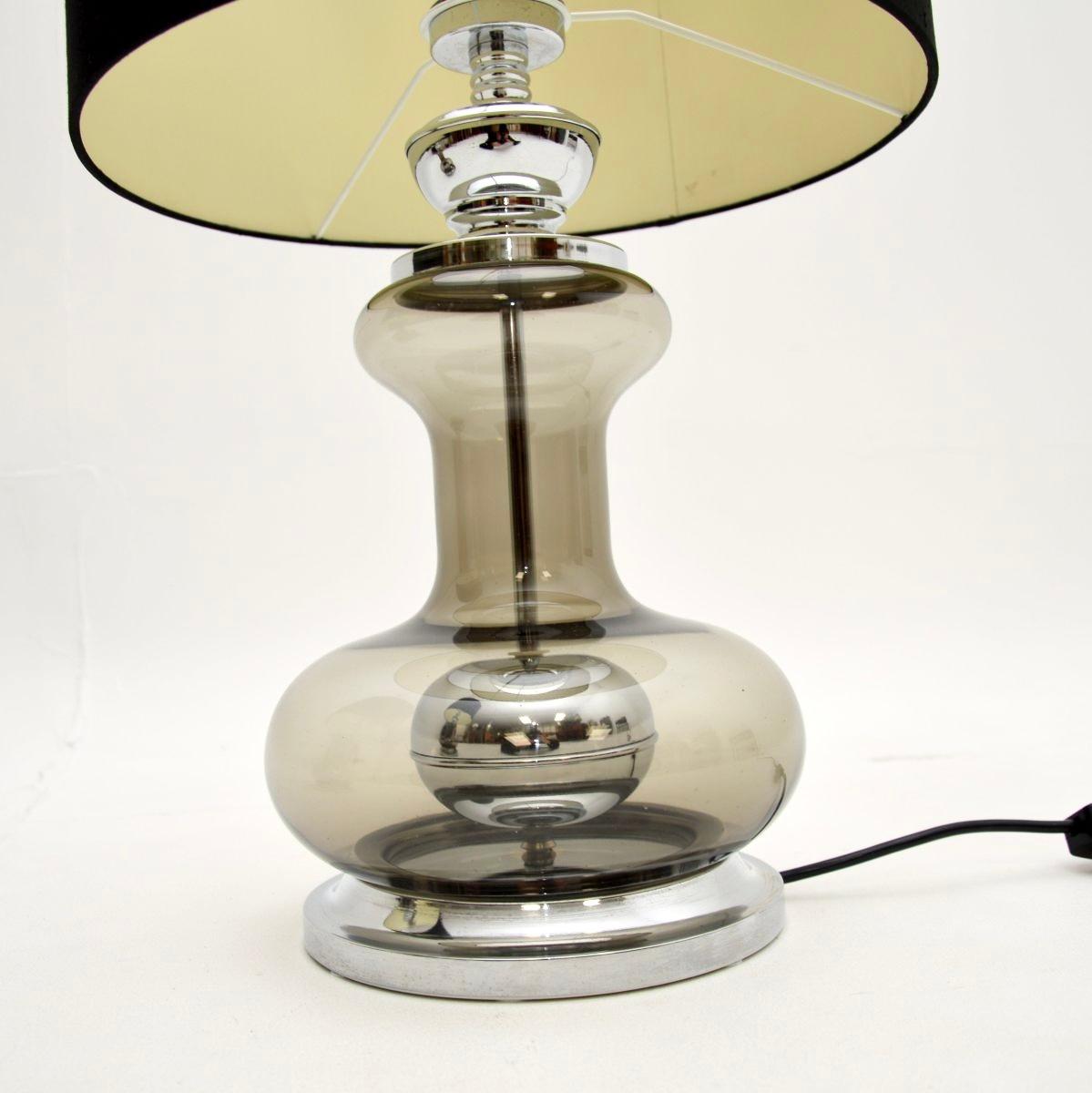 Fine XX secolo Coppia di lampade da tavolo francesi d'epoca in vetro e cromo in vendita
