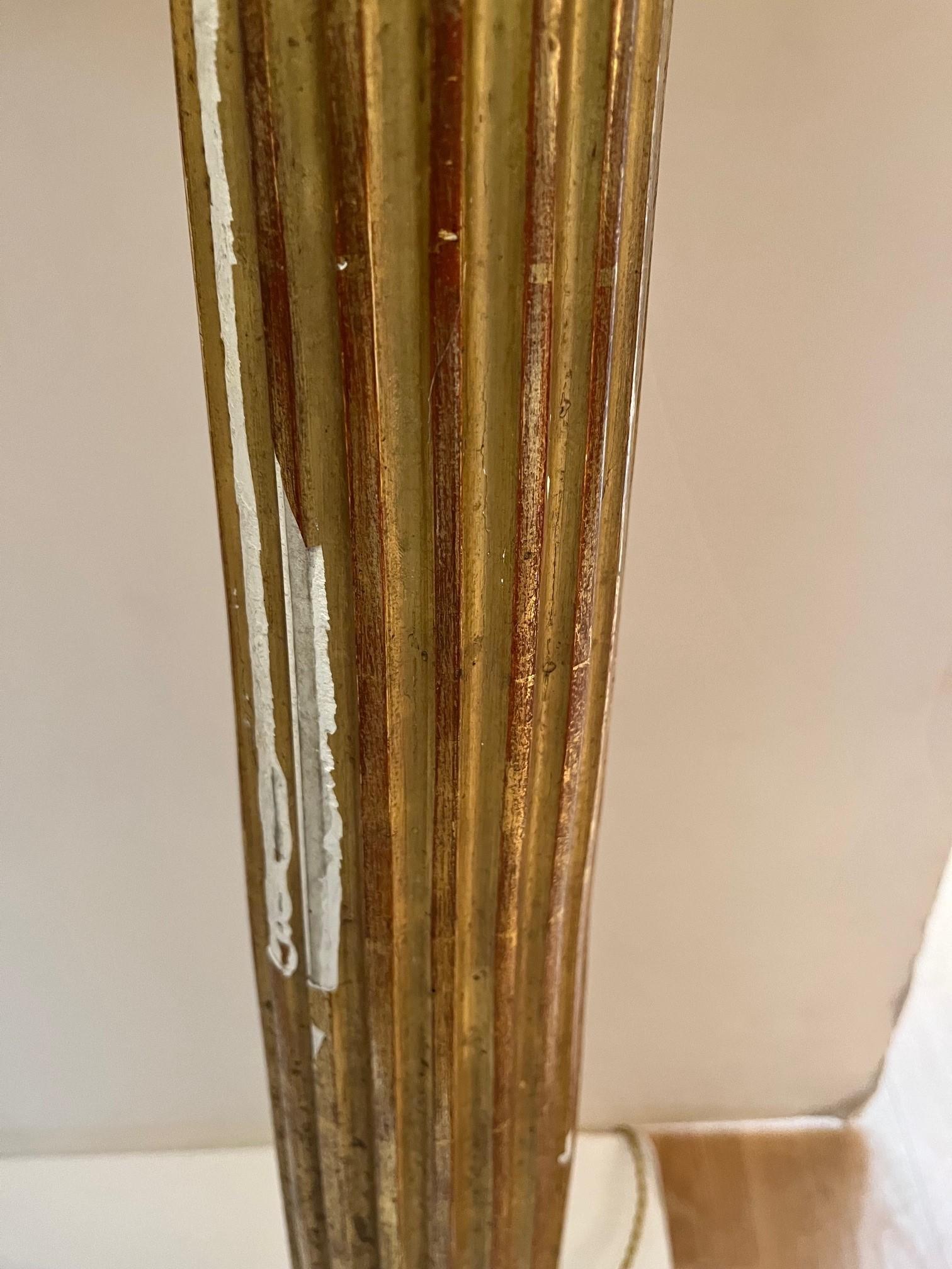 Paar französische vergoldete Vintage-Säulenlampen mit Seidenschirmen, vergoldet, Vintage (Geschnitzt) im Angebot