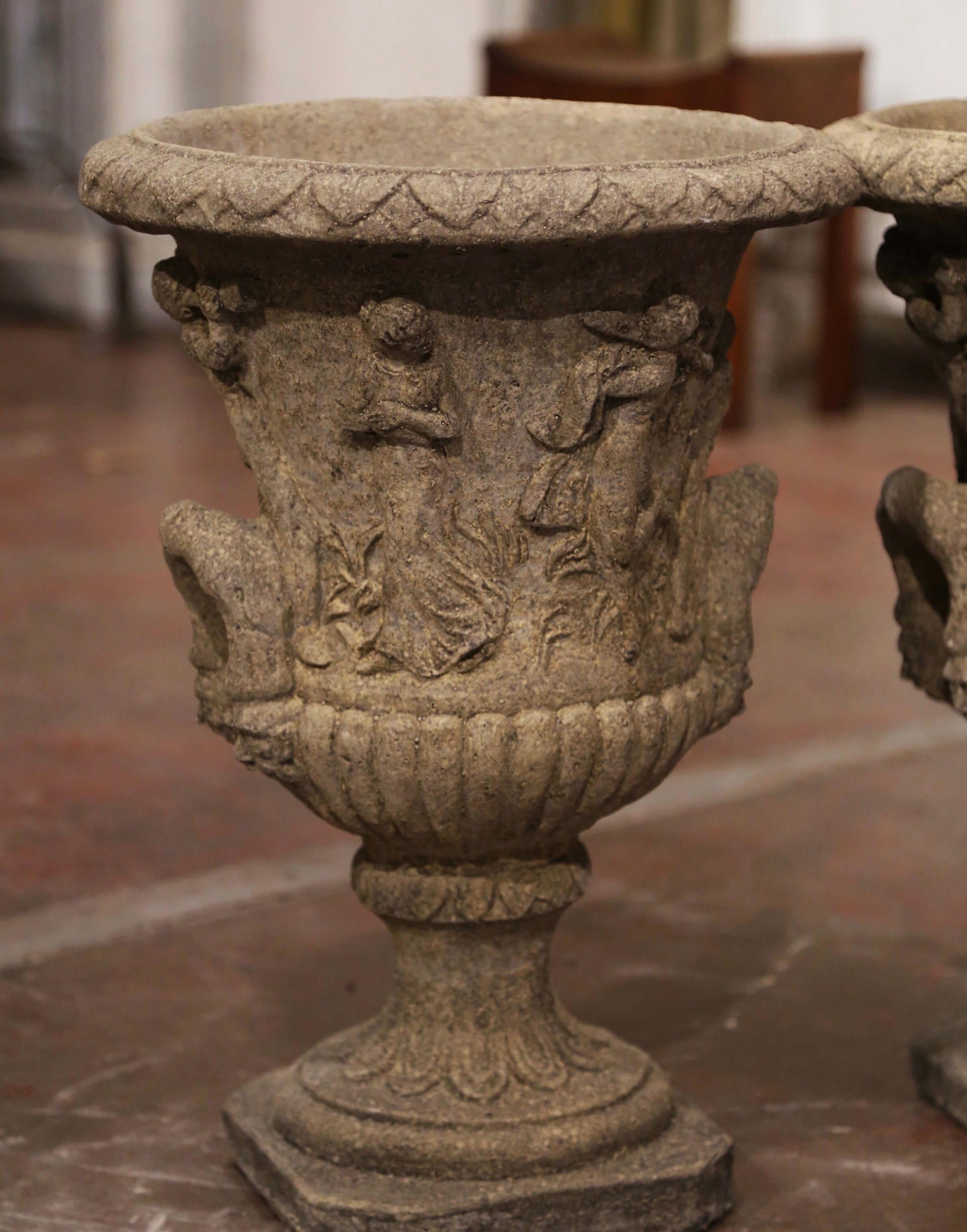 Néoclassique Paire d'urnes de jardin d'extérieur vintage en pierre sculptée à la main en forme de campane