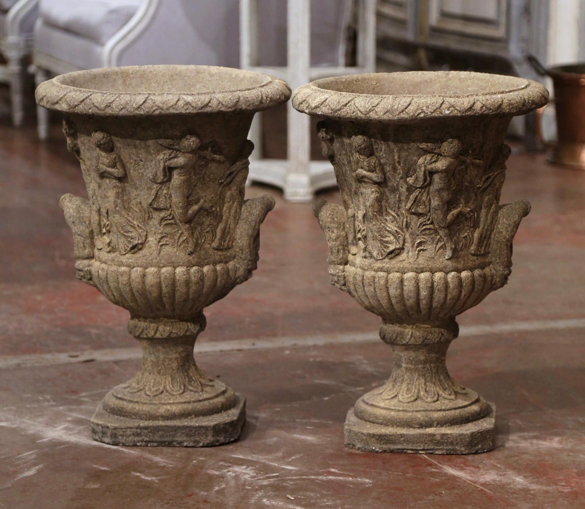 Français Paire d'urnes de jardin d'extérieur vintage en pierre sculptée à la main en forme de campane