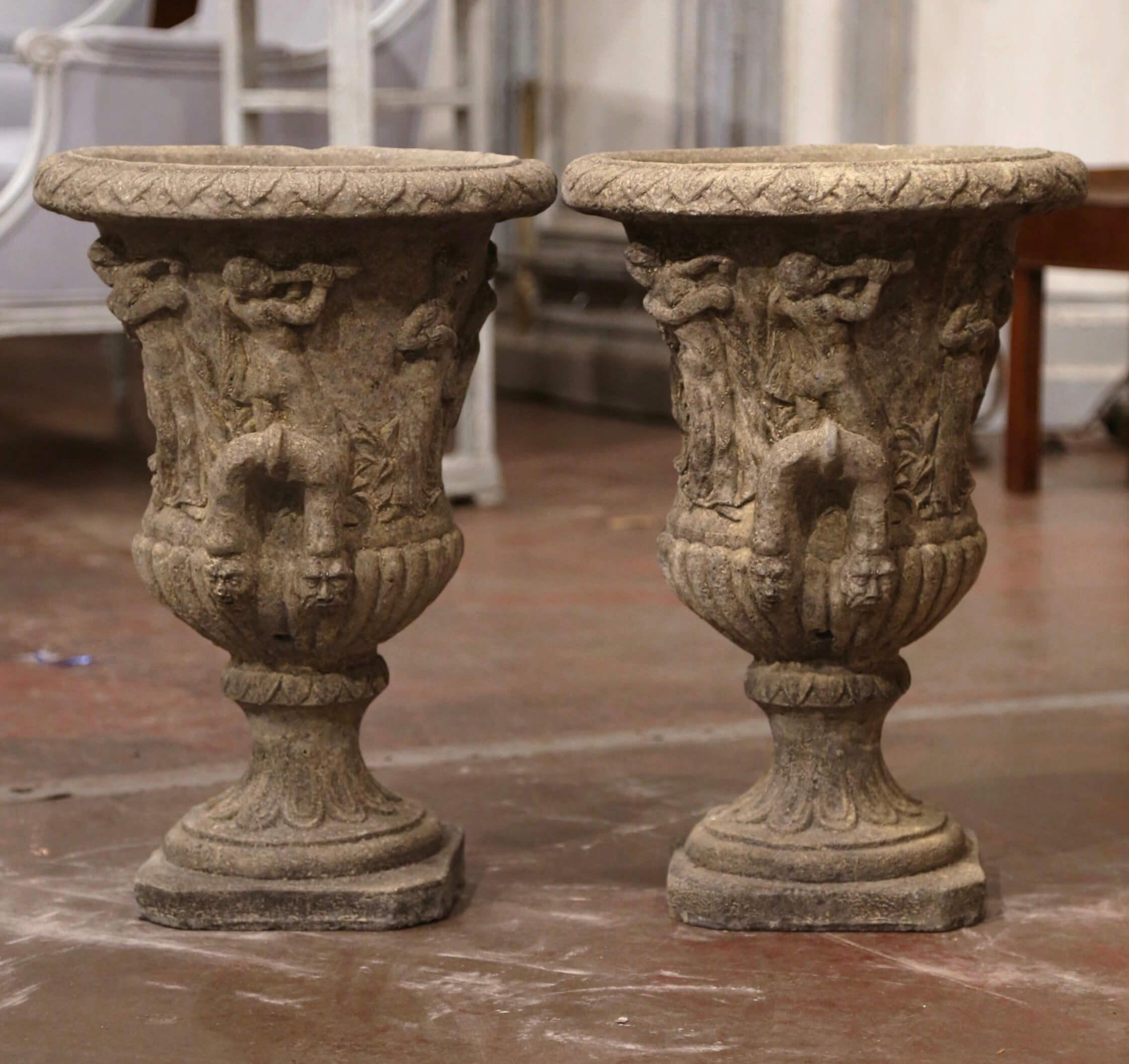 Sculpté à la main Paire d'urnes de jardin d'extérieur vintage en pierre sculptée à la main en forme de campane