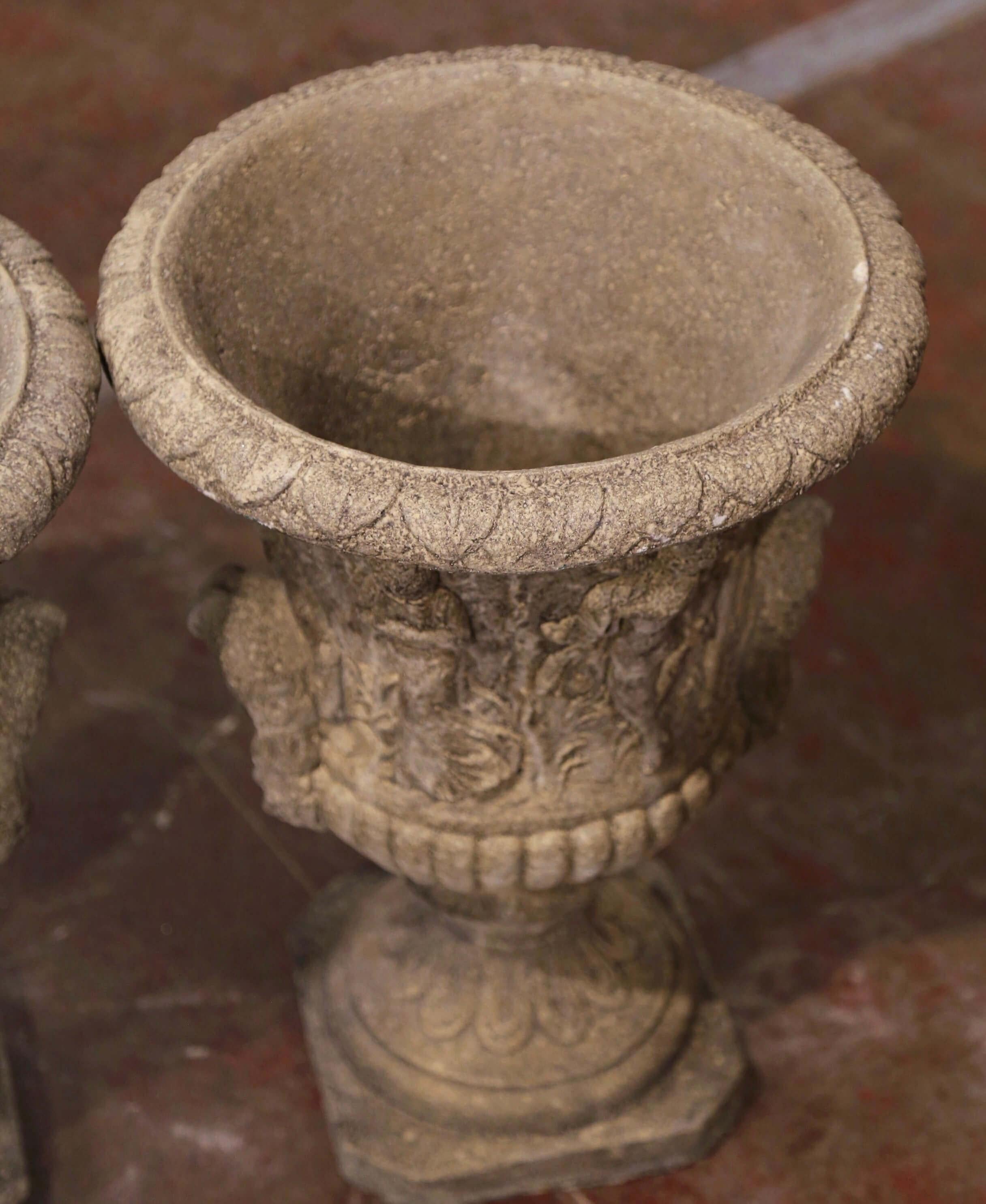 20ième siècle Paire d'urnes de jardin d'extérieur vintage en pierre sculptée à la main en forme de campane