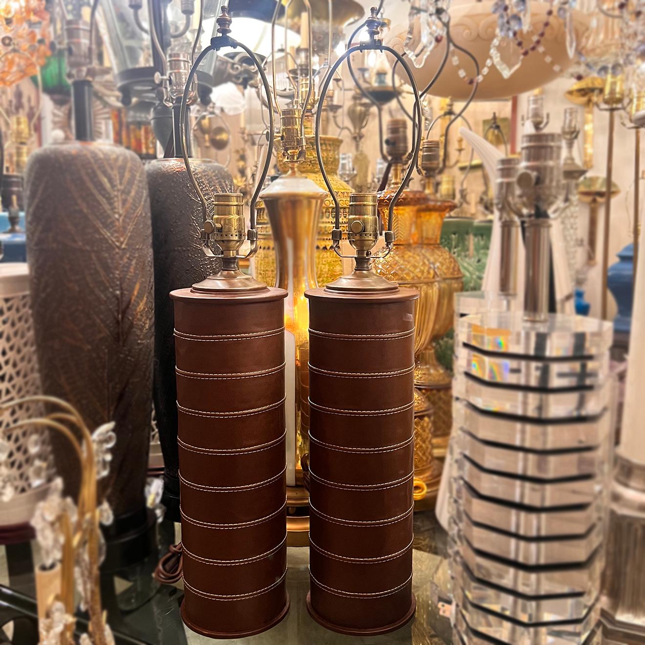 Milieu du XXe siècle Paire de lampes françaises vintage en cuir en vente