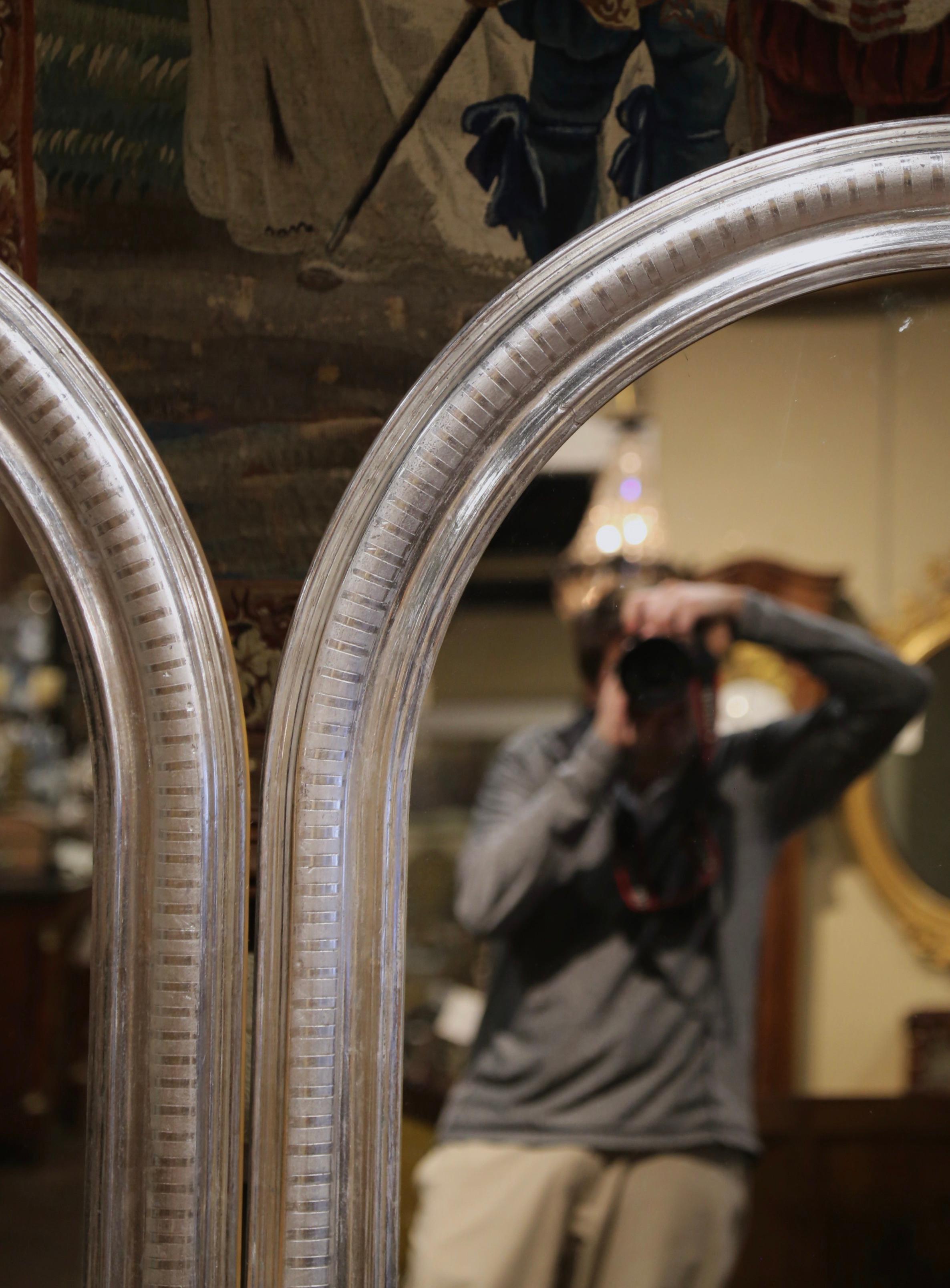 Specchio Coppia di specchi d'epoca in foglia d'argento Louis Philippe con motivi incisi in vendita