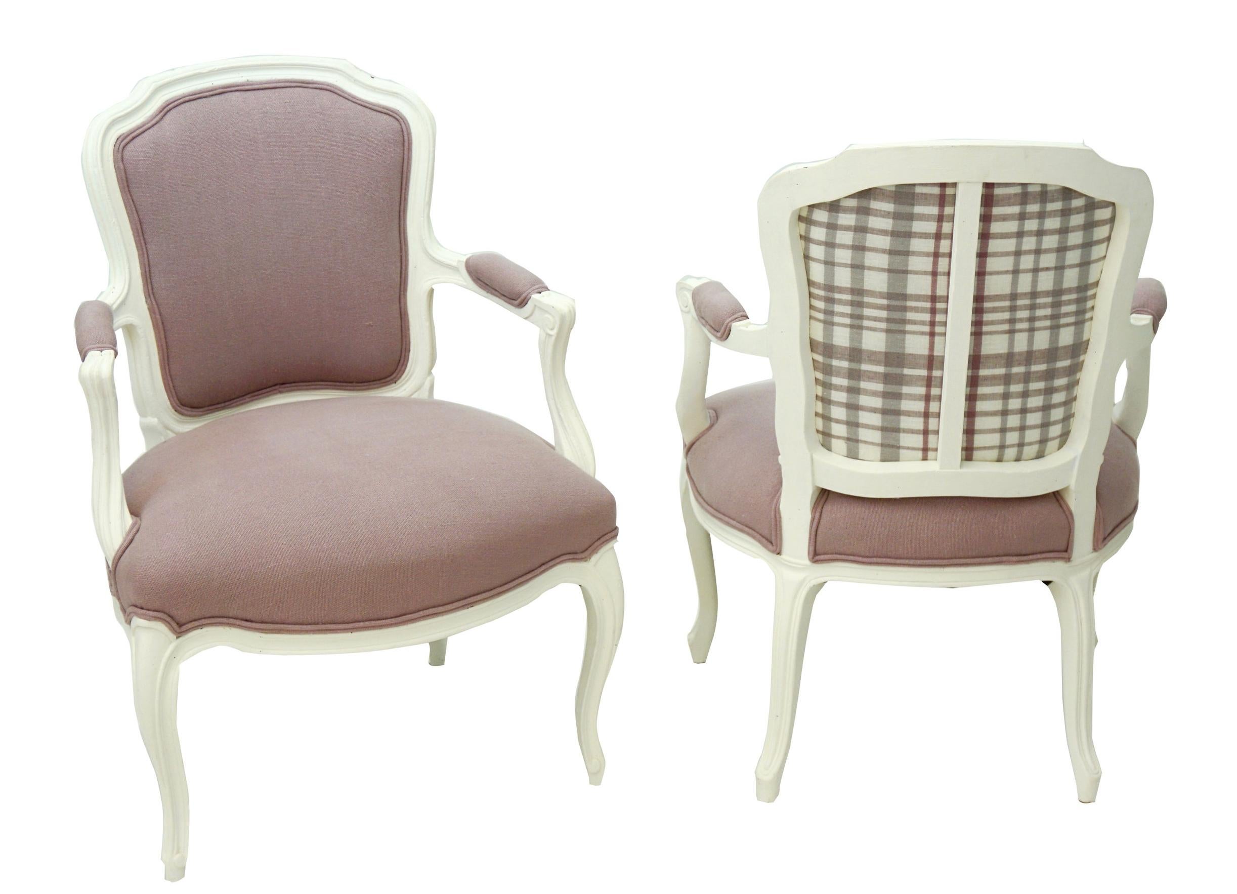 Ein Paar französische Sessel im Stil Louis XV. Neu gepolstert mit lavendelfarbenem Leinen und weiß gestrichen.

Jedes Maß: 14,5
