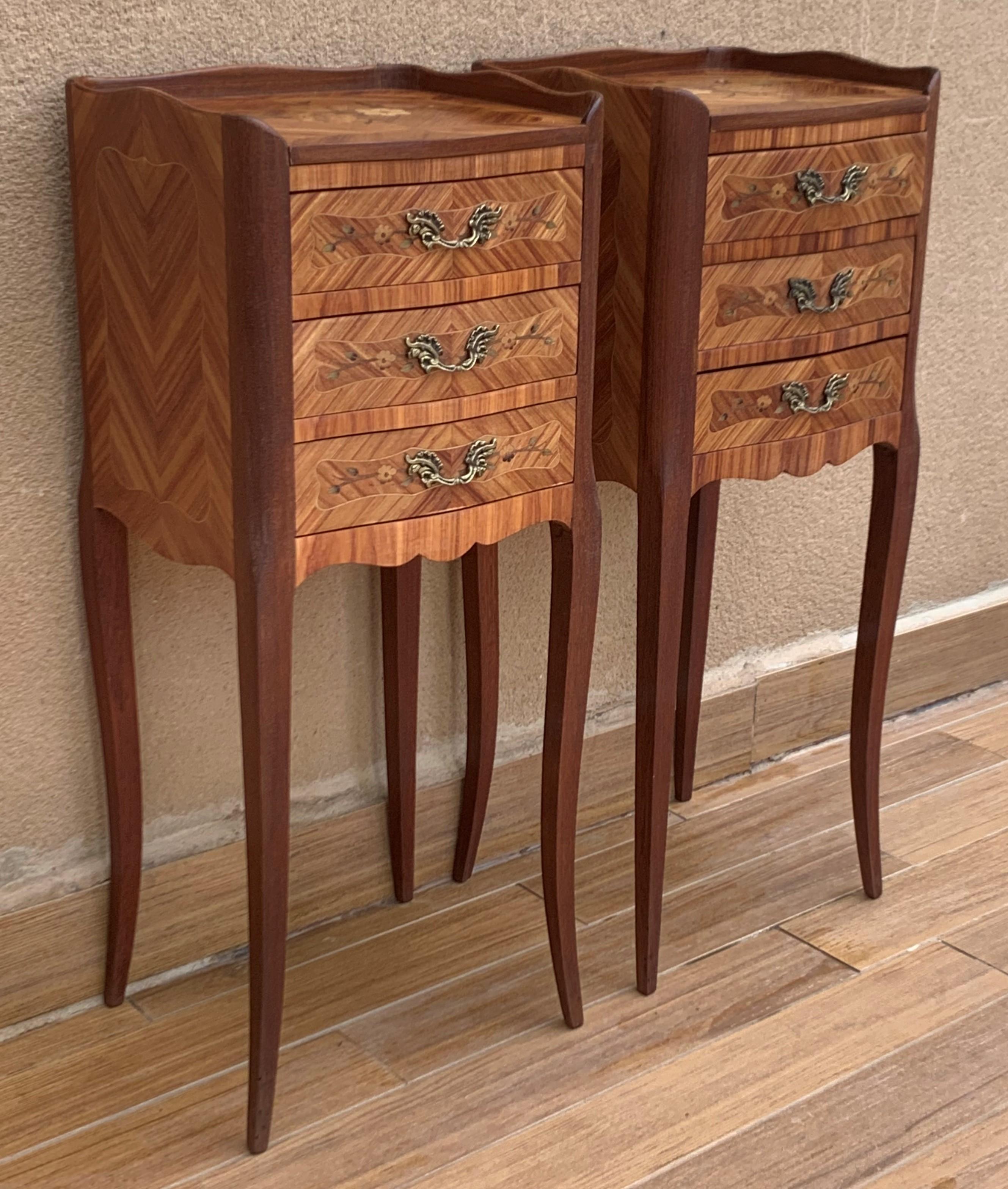 Pair of vintage French Louis XV style wood nightstands with three drawers
Beautiful wood inlays and decorative pulls.
3 working drawers open and close with ease.
These petite side tables are sturdy, ready for everyday use.
Minor chips and