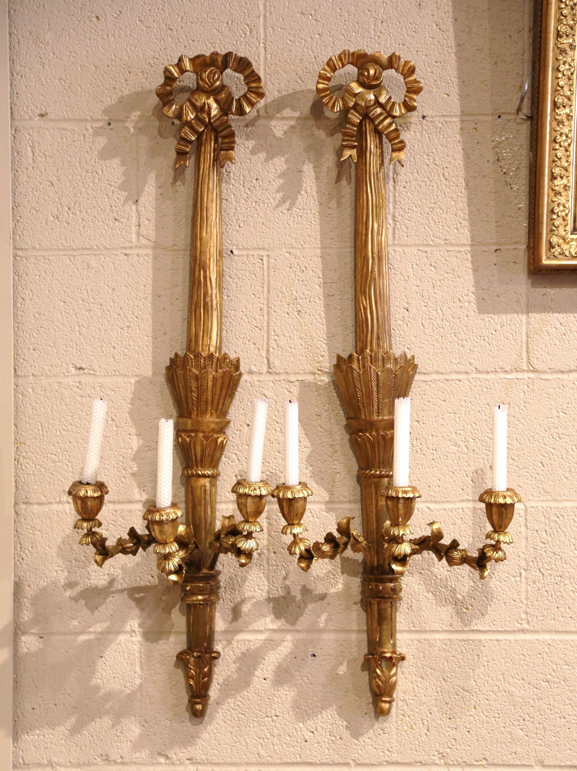 Paar französische Louis-XVI-Weinleseleuchten aus geschnitztem Giltholz mit drei Lichtern (Patiniert) im Angebot