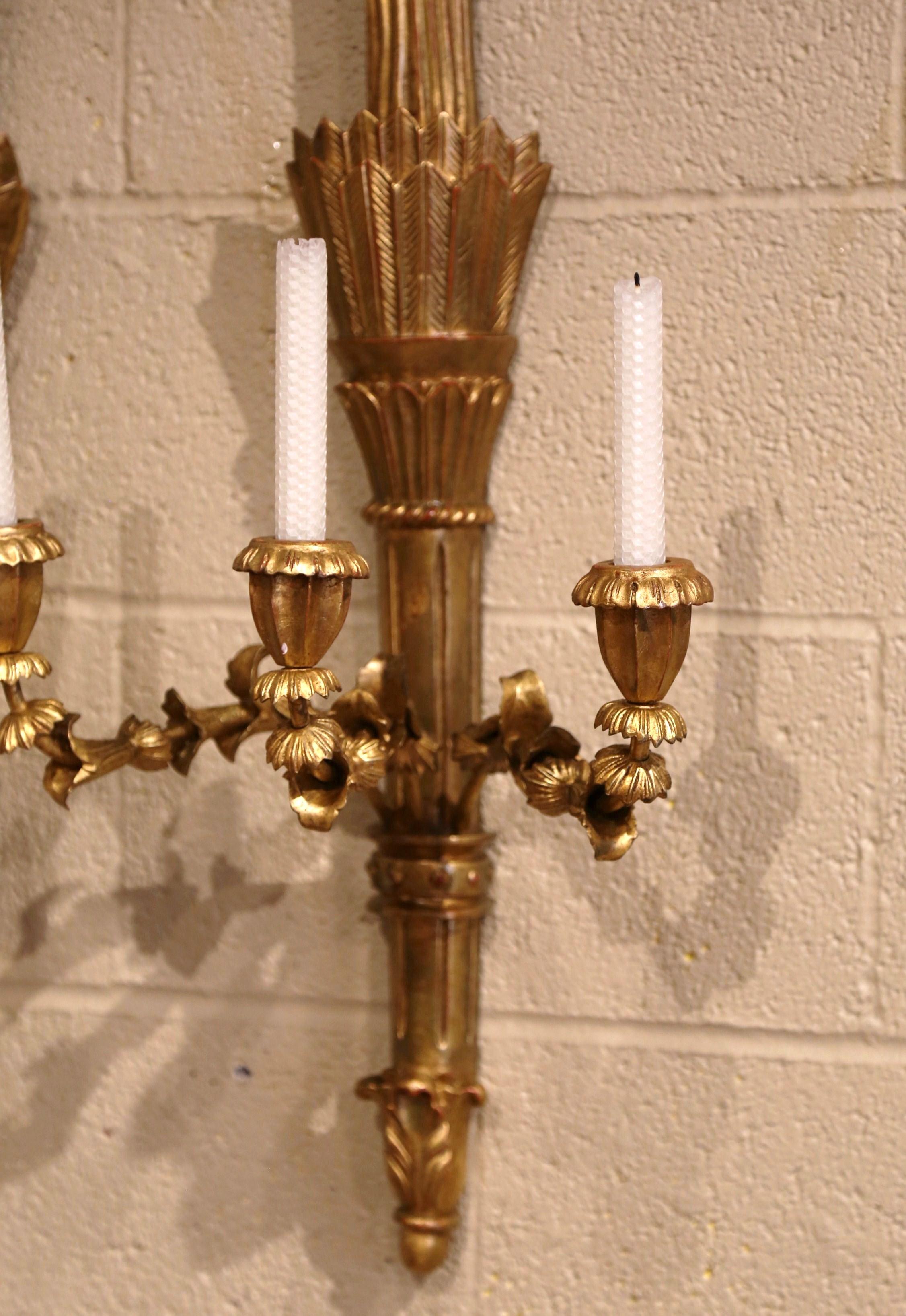 20ième siècle Paire d'appliques à trois lumières en bois doré sculpté Louis XVI d'époque française en vente