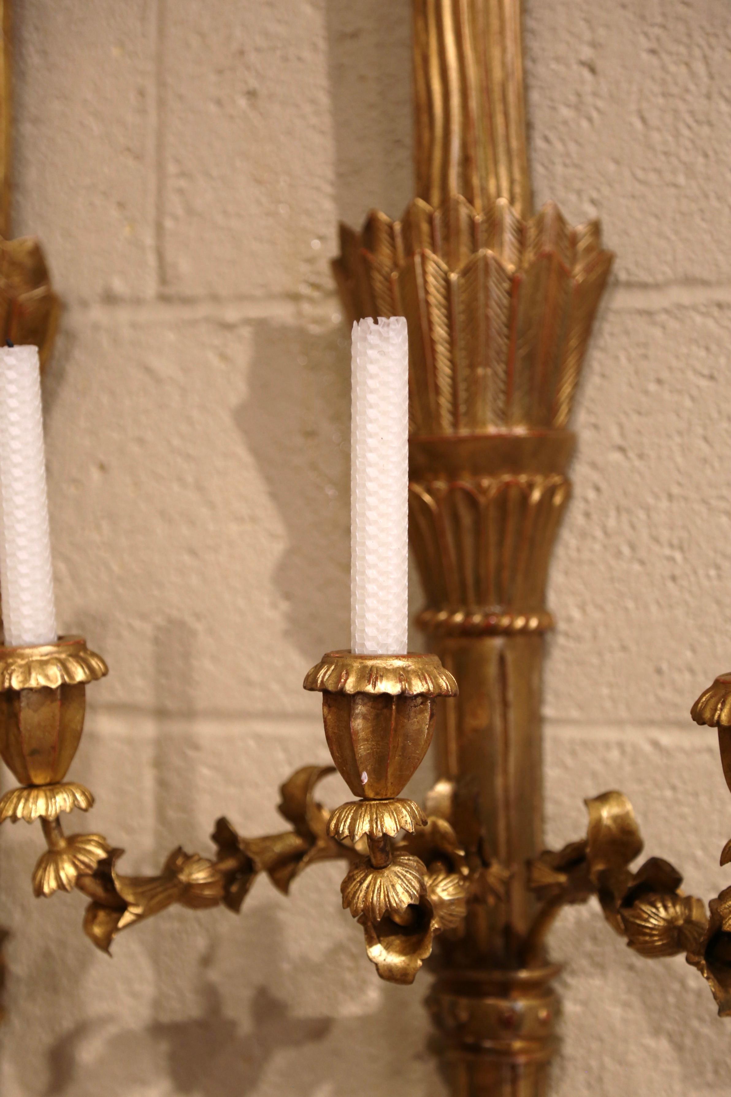 Bois doré Paire d'appliques à trois lumières en bois doré sculpté Louis XVI d'époque française en vente