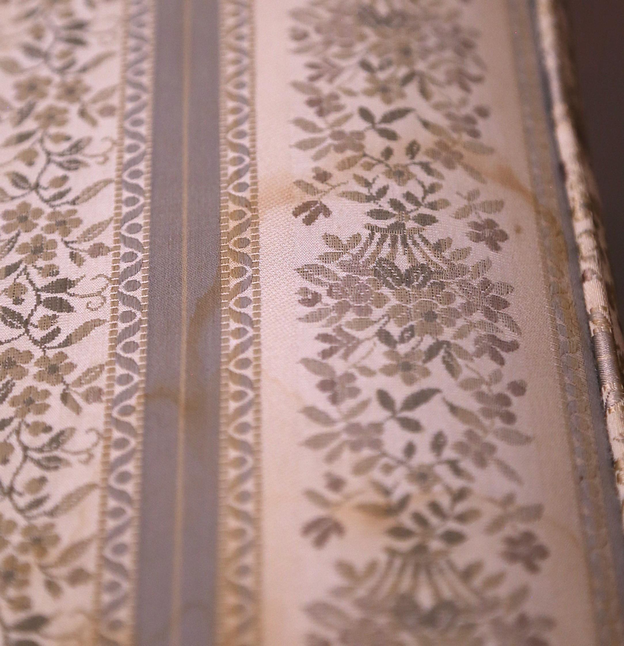 Paire de bancs de tabourets Louis XVI français tapissés et peints en vente 3