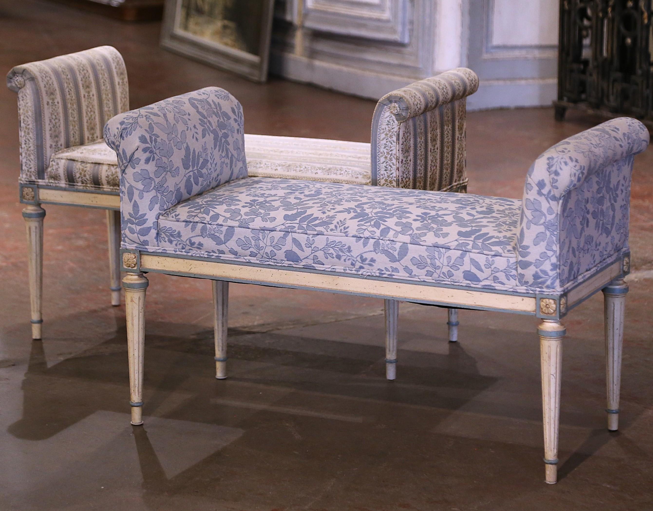 Paire de bancs de tabourets Louis XVI français tapissés et peints Excellent état - En vente à Dallas, TX