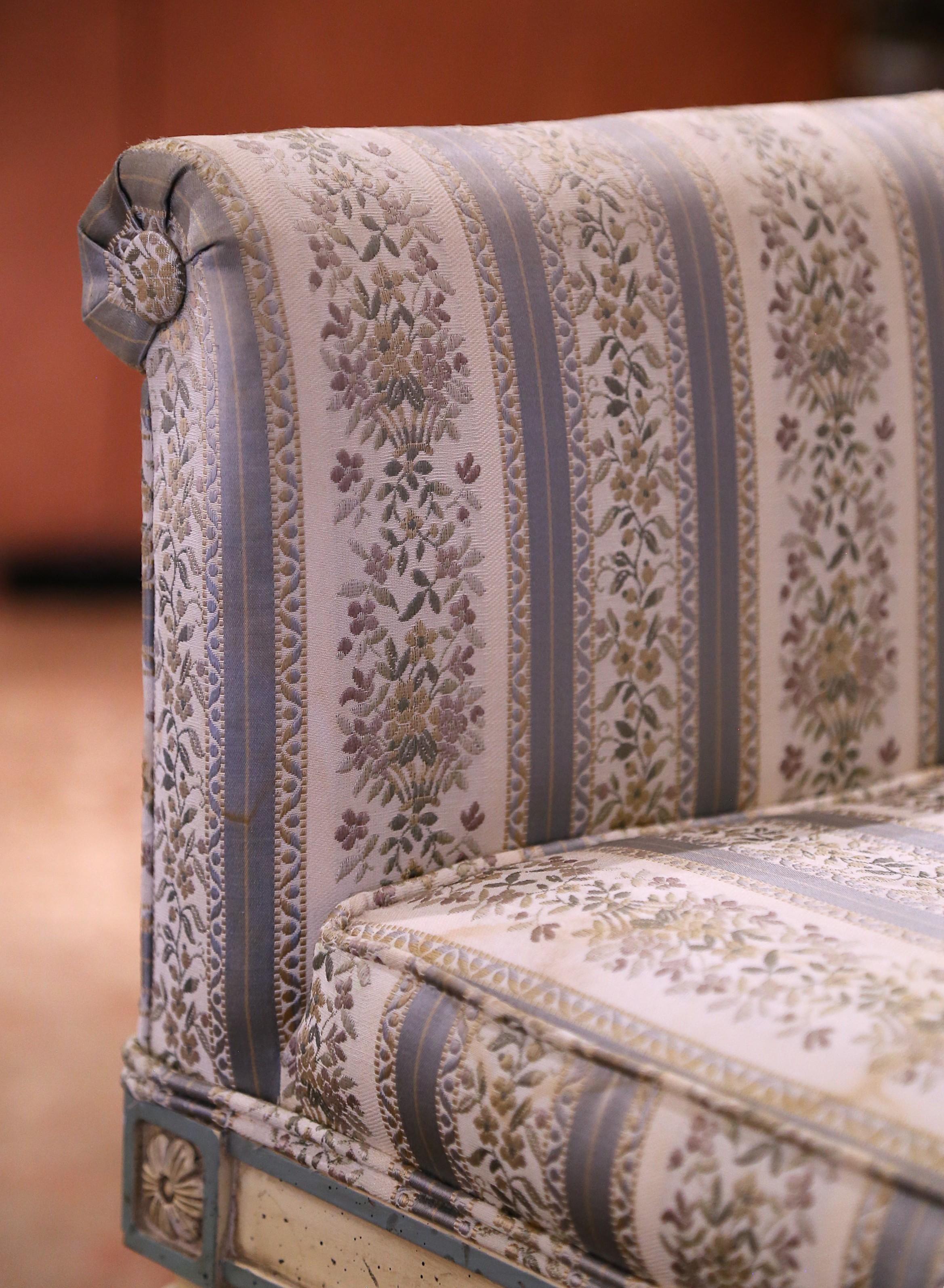 20ième siècle Paire de bancs de tabourets Louis XVI français tapissés et peints en vente