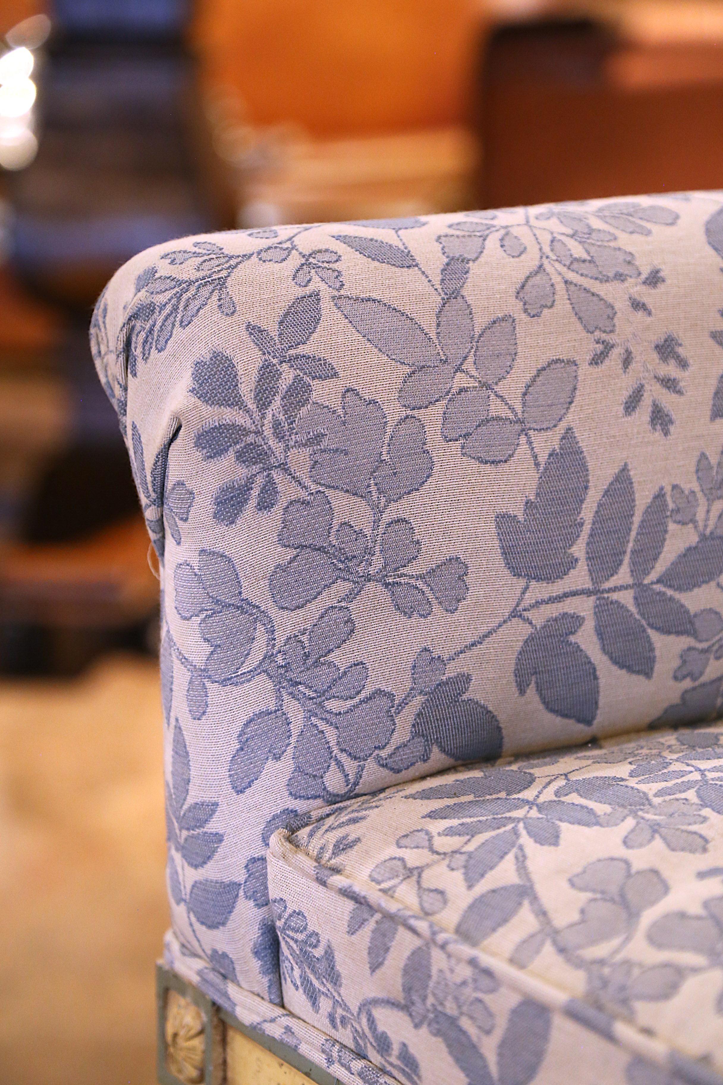 Tissu d'ameublement Paire de bancs de tabourets Louis XVI français tapissés et peints en vente