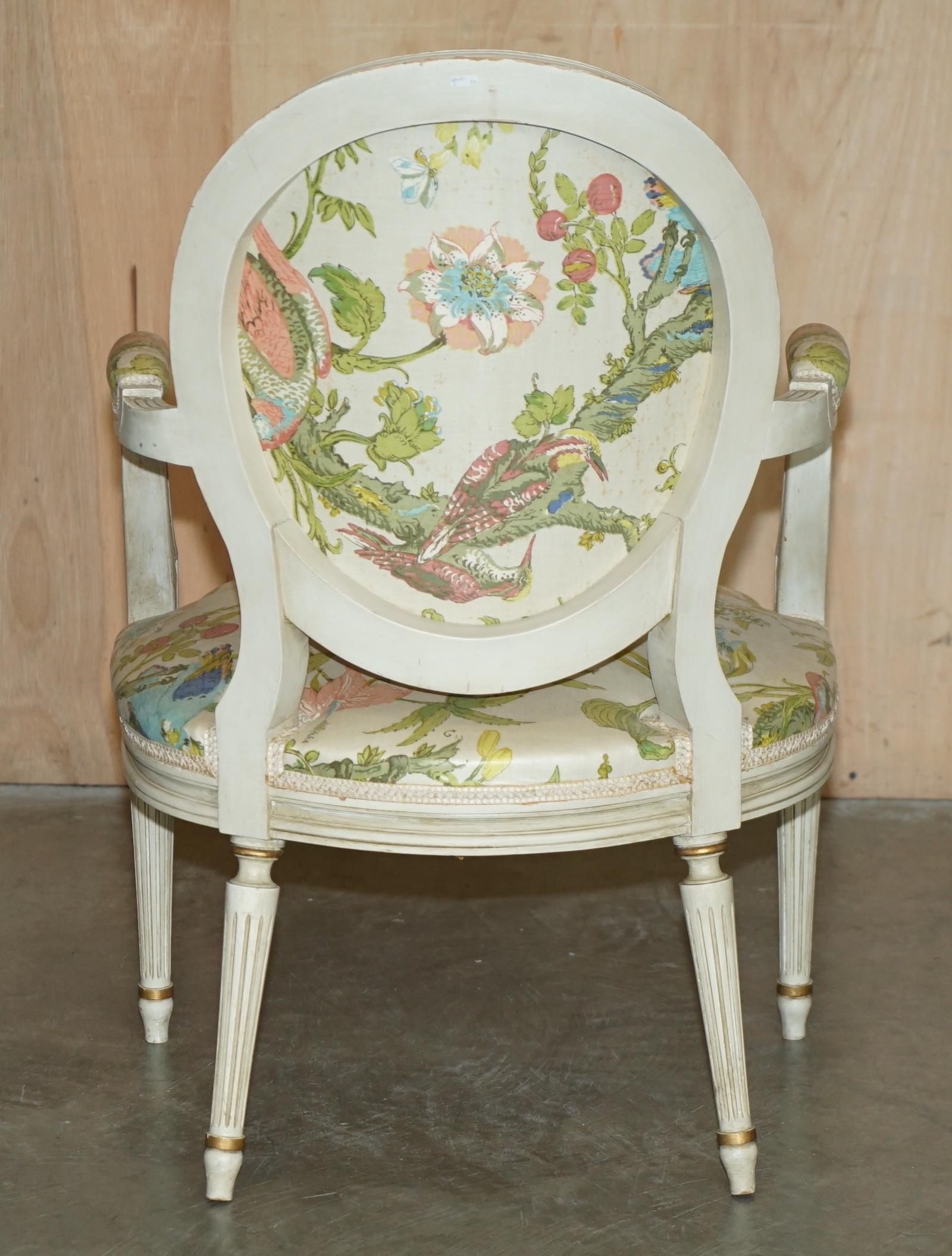 PAIR DE FAUTEUILS D'ANCIENNE FAUTEUIL FRANCAIS DE STYLE LOUIS XVIII EN TISSU DE PARROT en vente 2