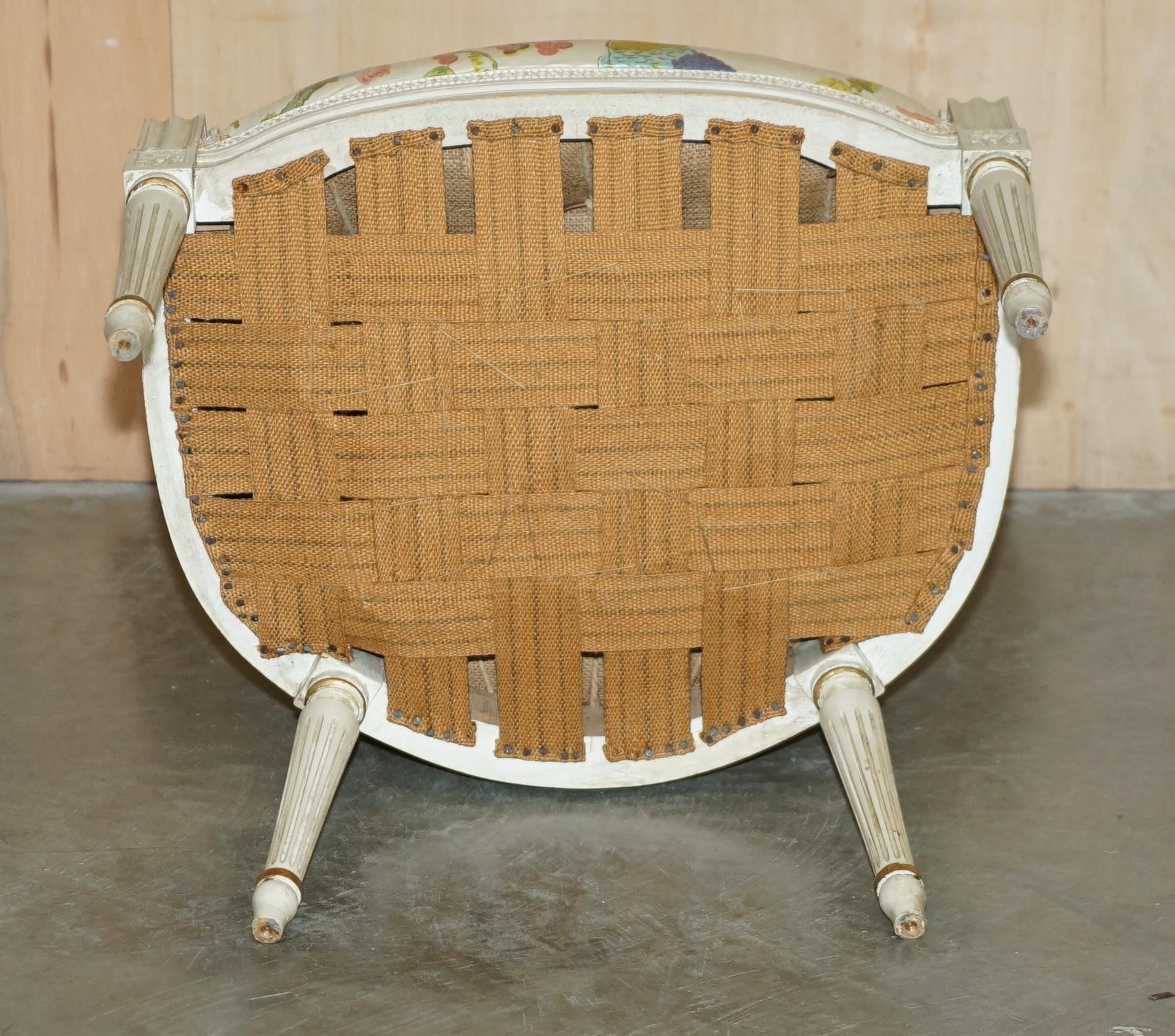PAIR DE FAUTEUILS D'ANCIENNE FAUTEUIL FRANCAIS DE STYLE LOUIS XVIII EN TISSU DE PARROT en vente 3